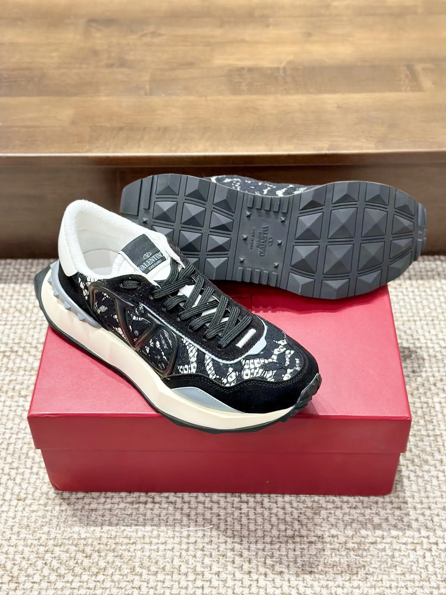 VALENTINO 2024新作 黒レーススニーカー - 画像 (3)