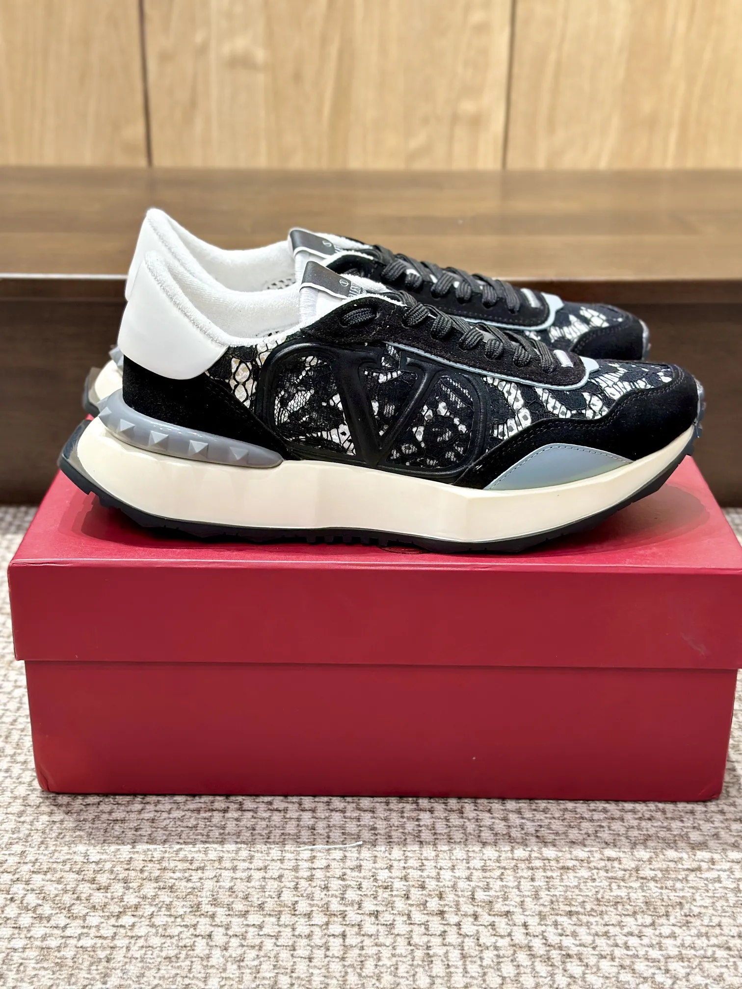 VALENTINO 2024新作 黒レーススニーカー - 画像 (4)