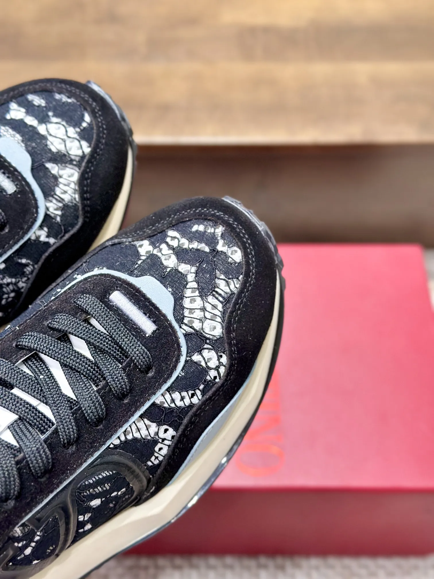 VALENTINO 2024新作 黒レーススニーカー - 画像 (5)