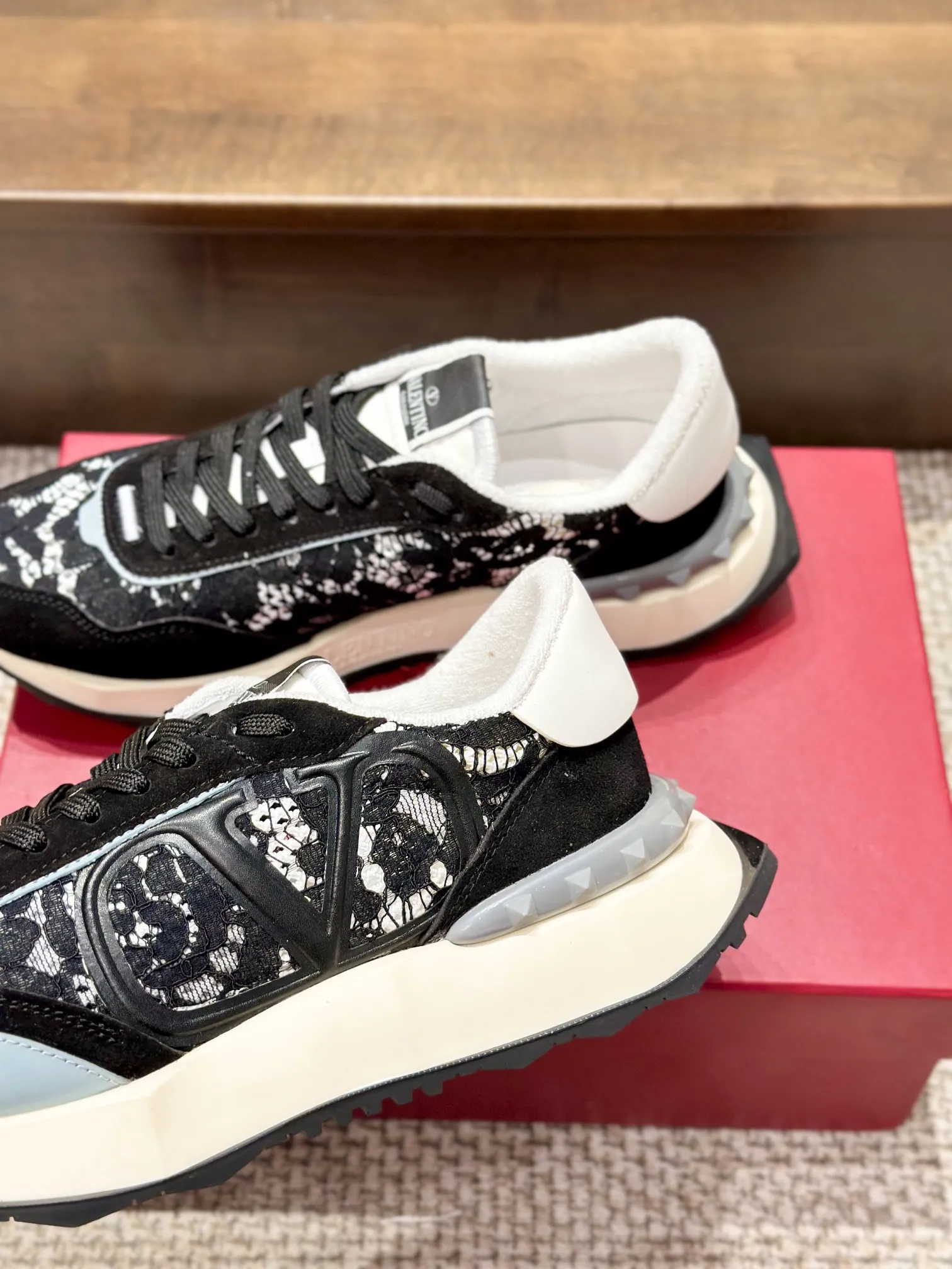 VALENTINO 2024新作 黒レーススニーカー - 画像 (6)