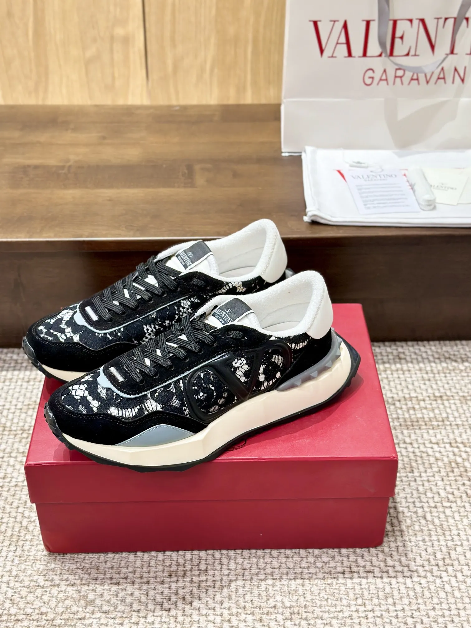 VALENTINO 2024新作 黒レーススニーカー - 画像 (7)