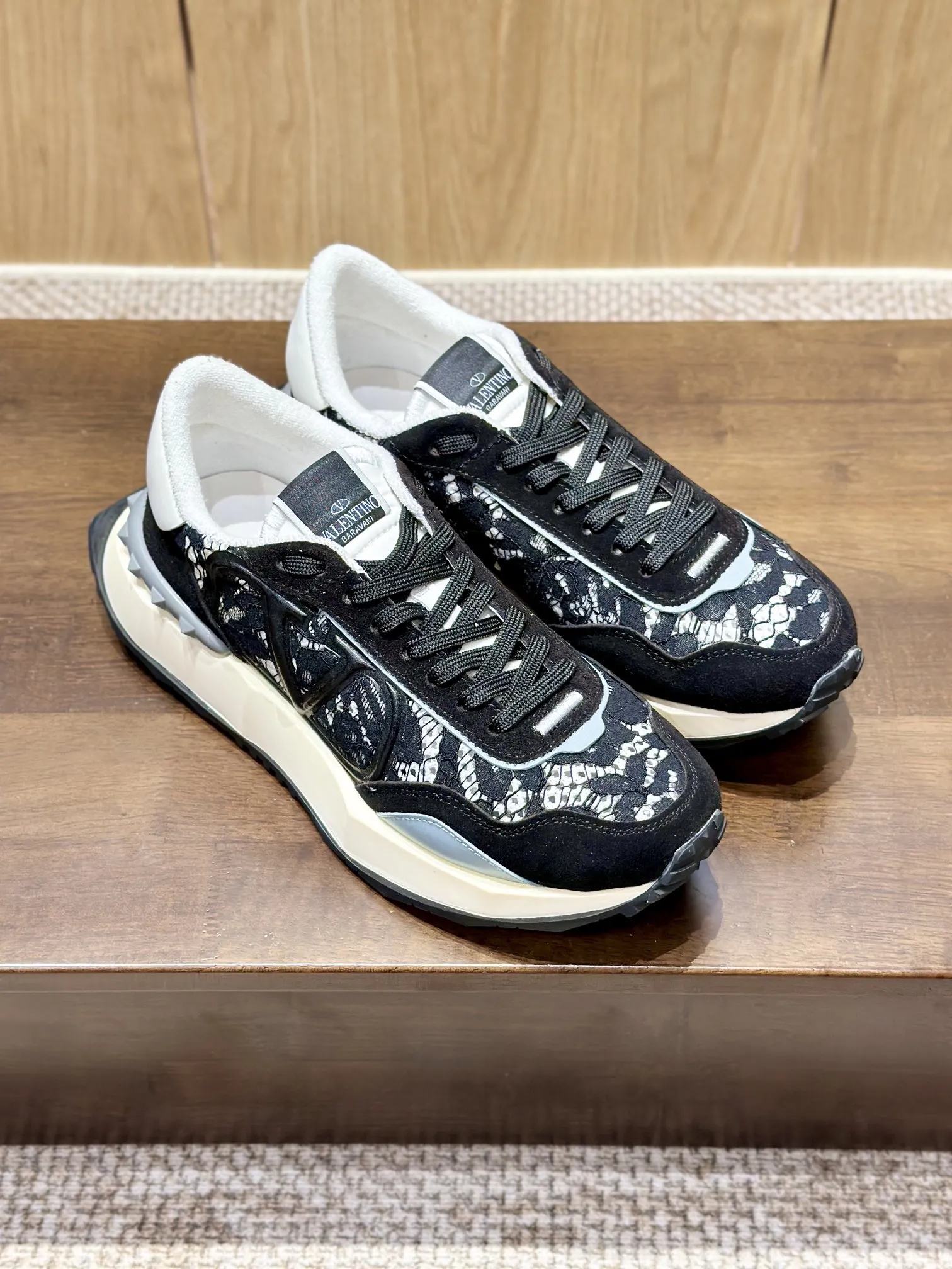 VALENTINO 2024新作 黒レーススニーカー - 画像 (8)