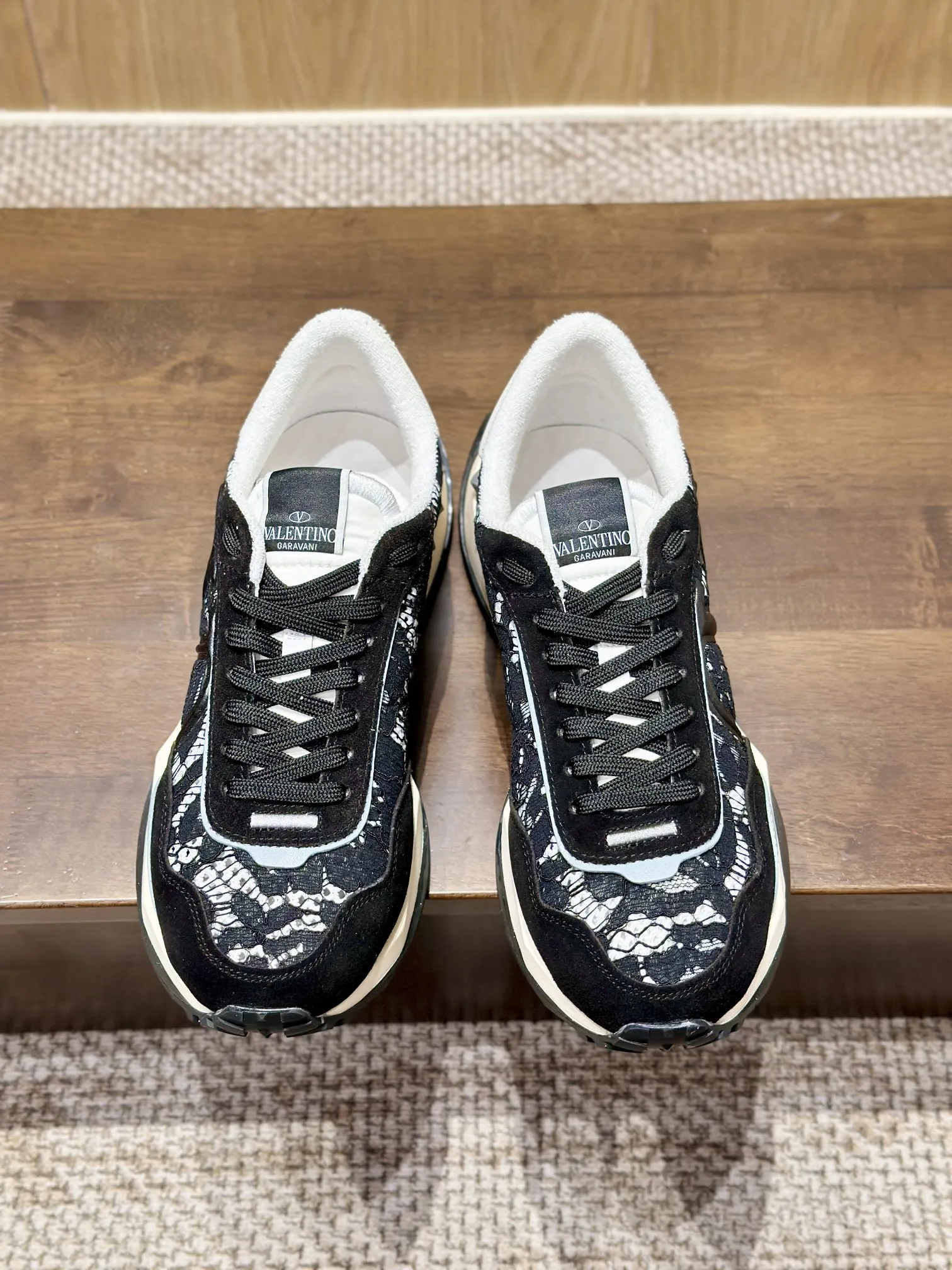 VALENTINO 2024新作 黒レーススニーカー - 画像 (9)
