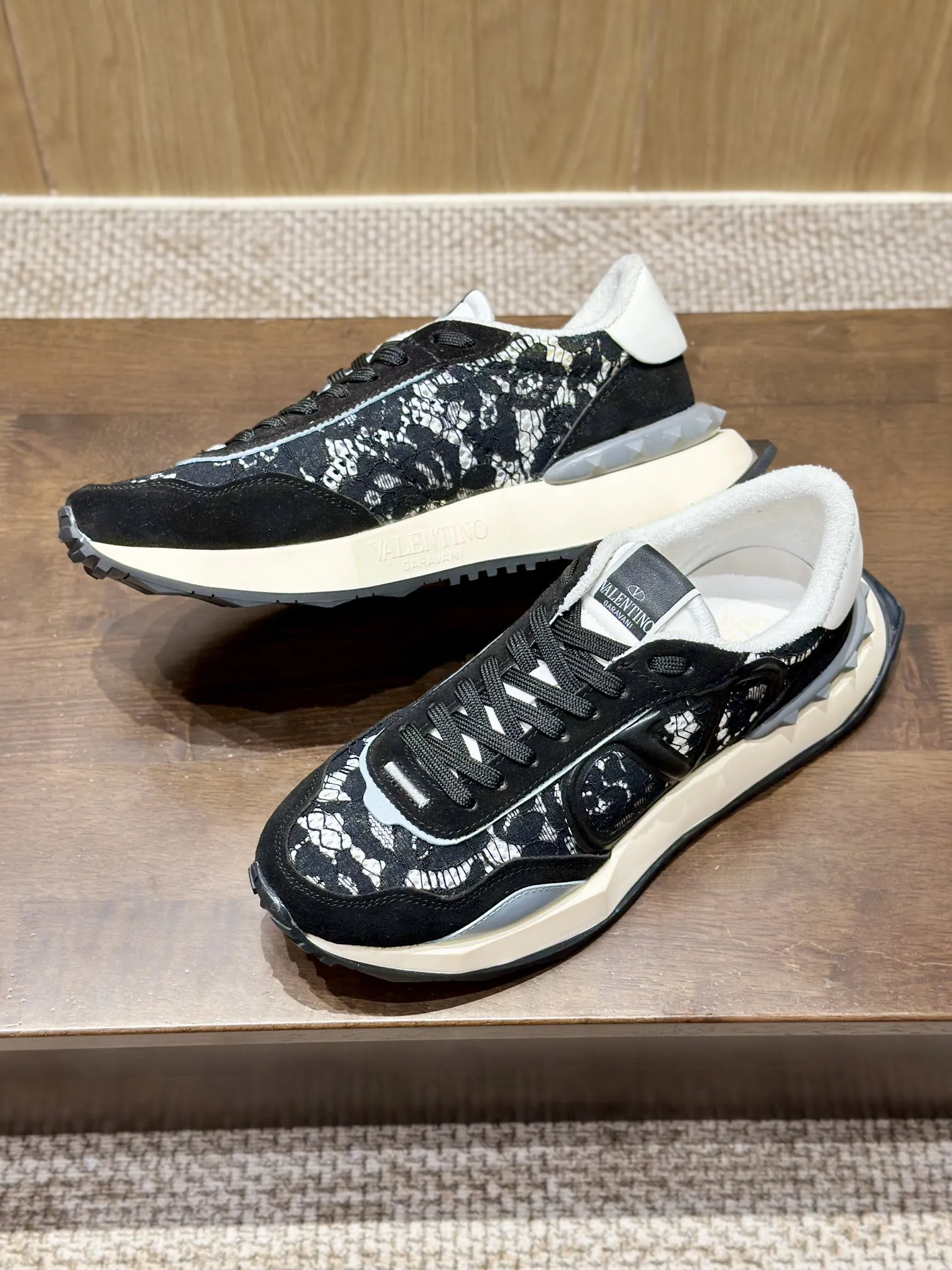 VALENTINO 2024新作 黒レーススニーカー - 画像 (10)