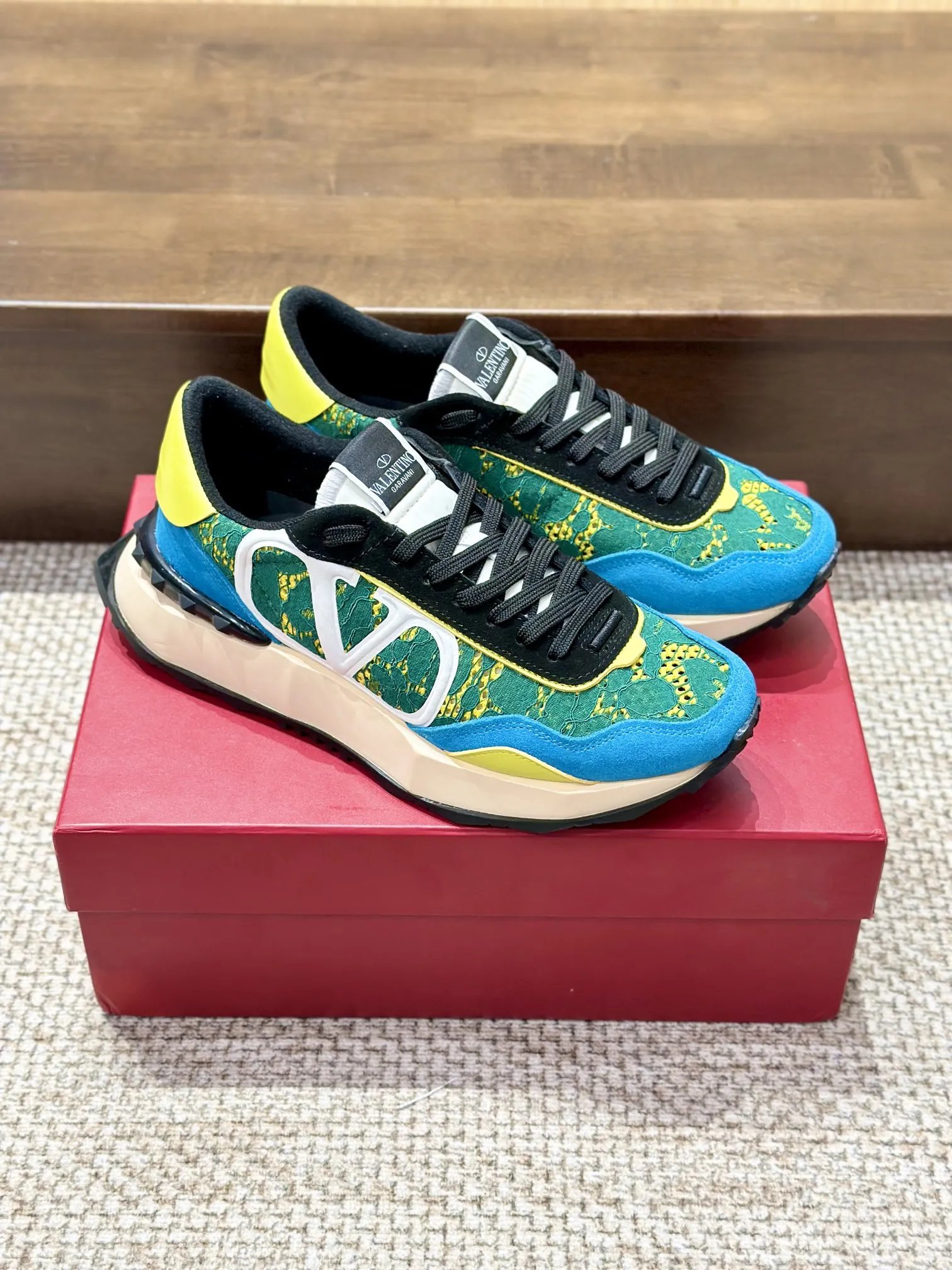 VALENTINO 2024新作 緑と青 レーススニーカー