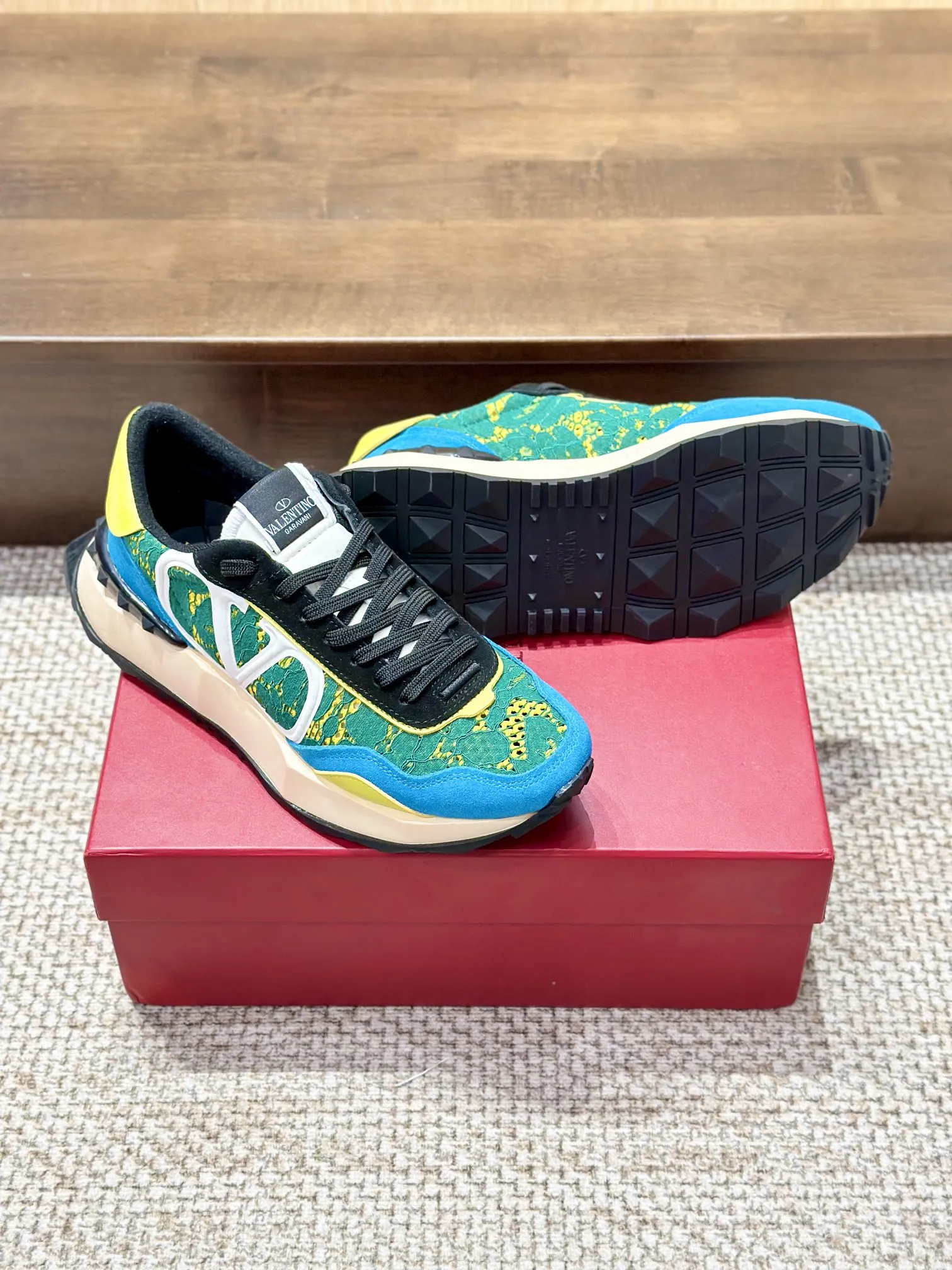 VALENTINO 2024新作 緑と青 レーススニーカー - 画像 (3)