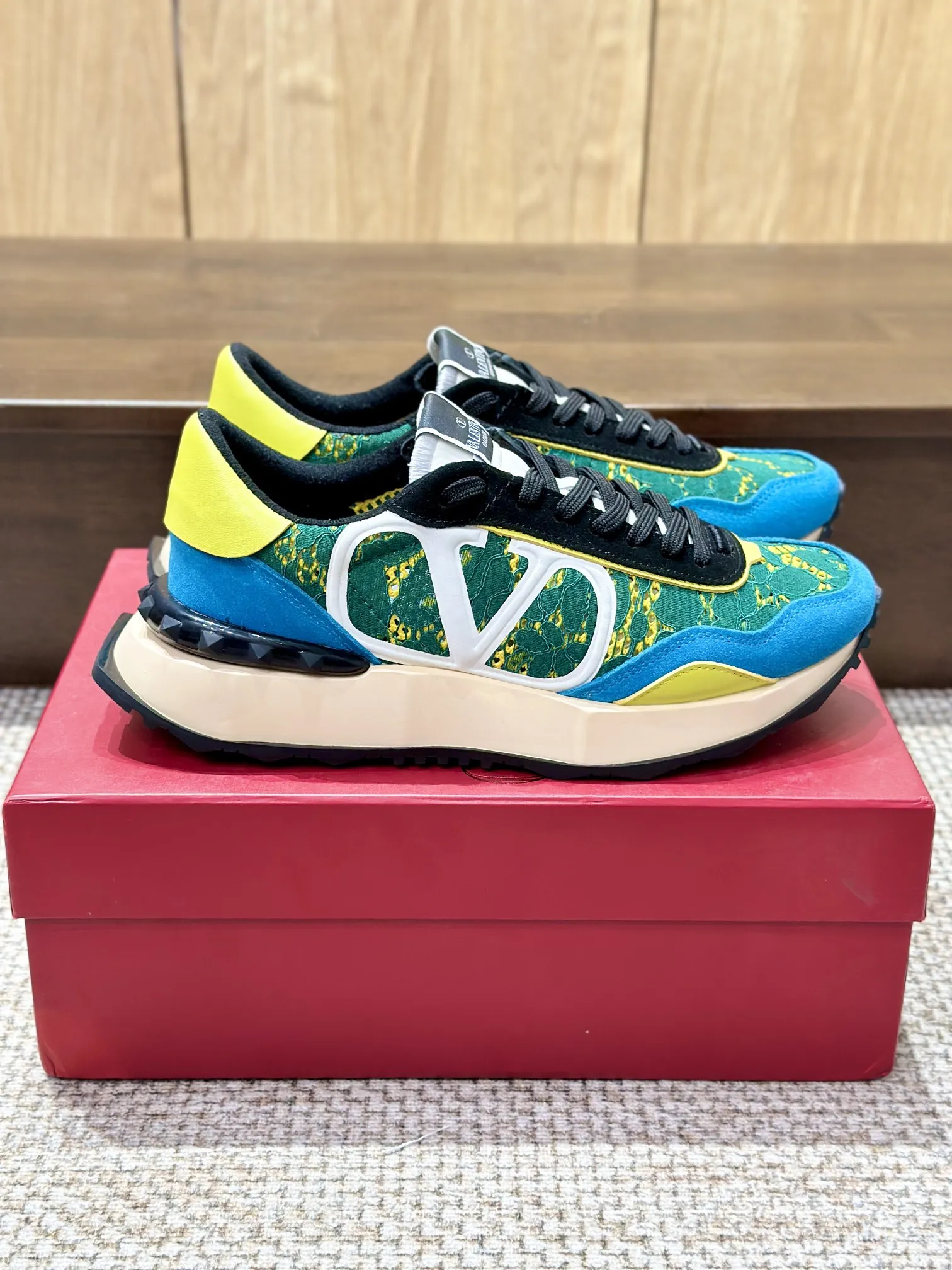 VALENTINO 2024新作 緑と青 レーススニーカー - 画像 (4)