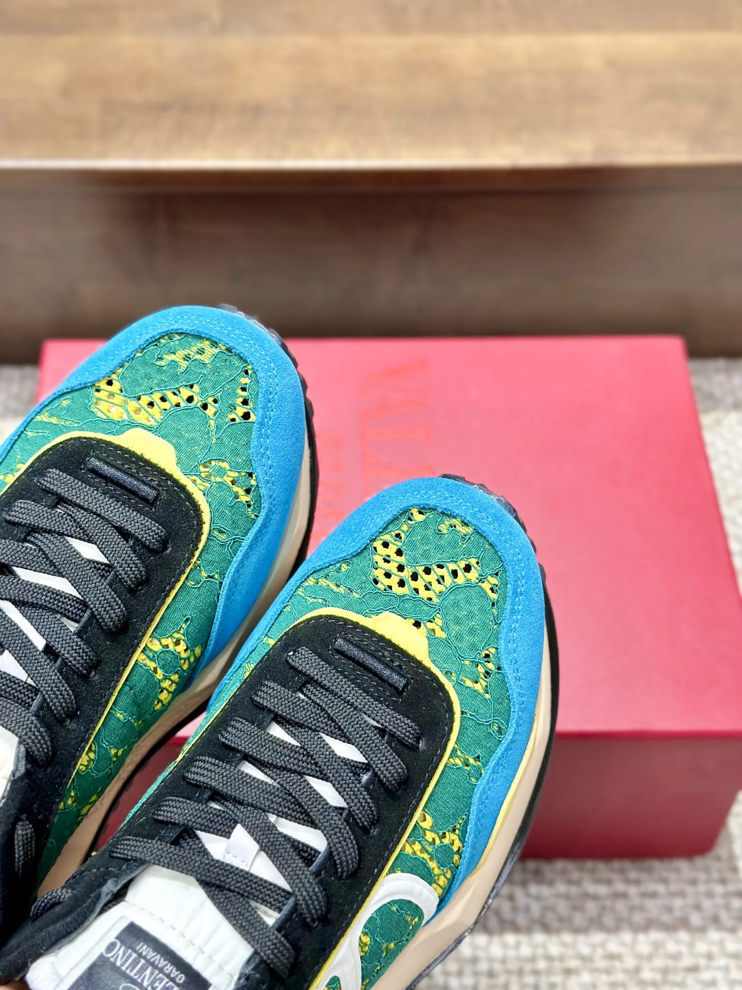 VALENTINO 2024新作 緑と青 レーススニーカー - 画像 (5)