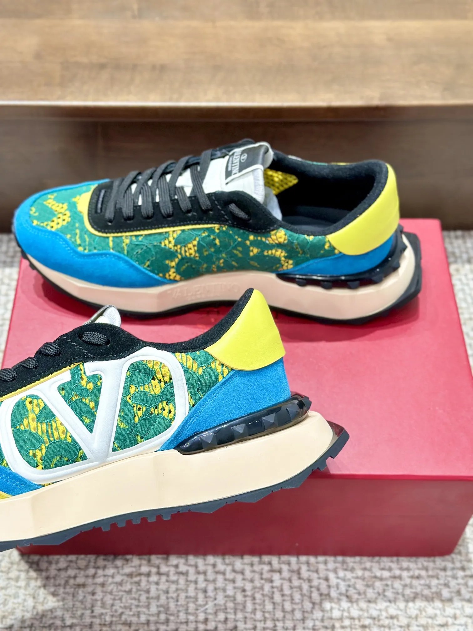 VALENTINO 2024新作 緑と青 レーススニーカー - 画像 (6)