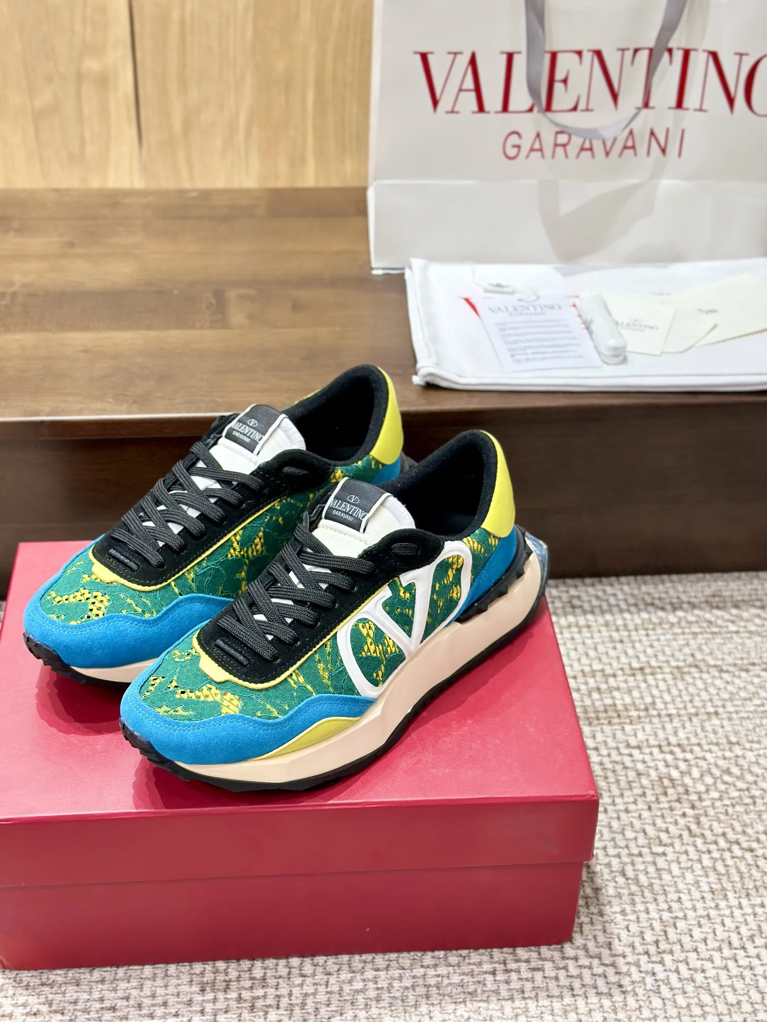 VALENTINO 2024新作 緑と青 レーススニーカー - 画像 (7)