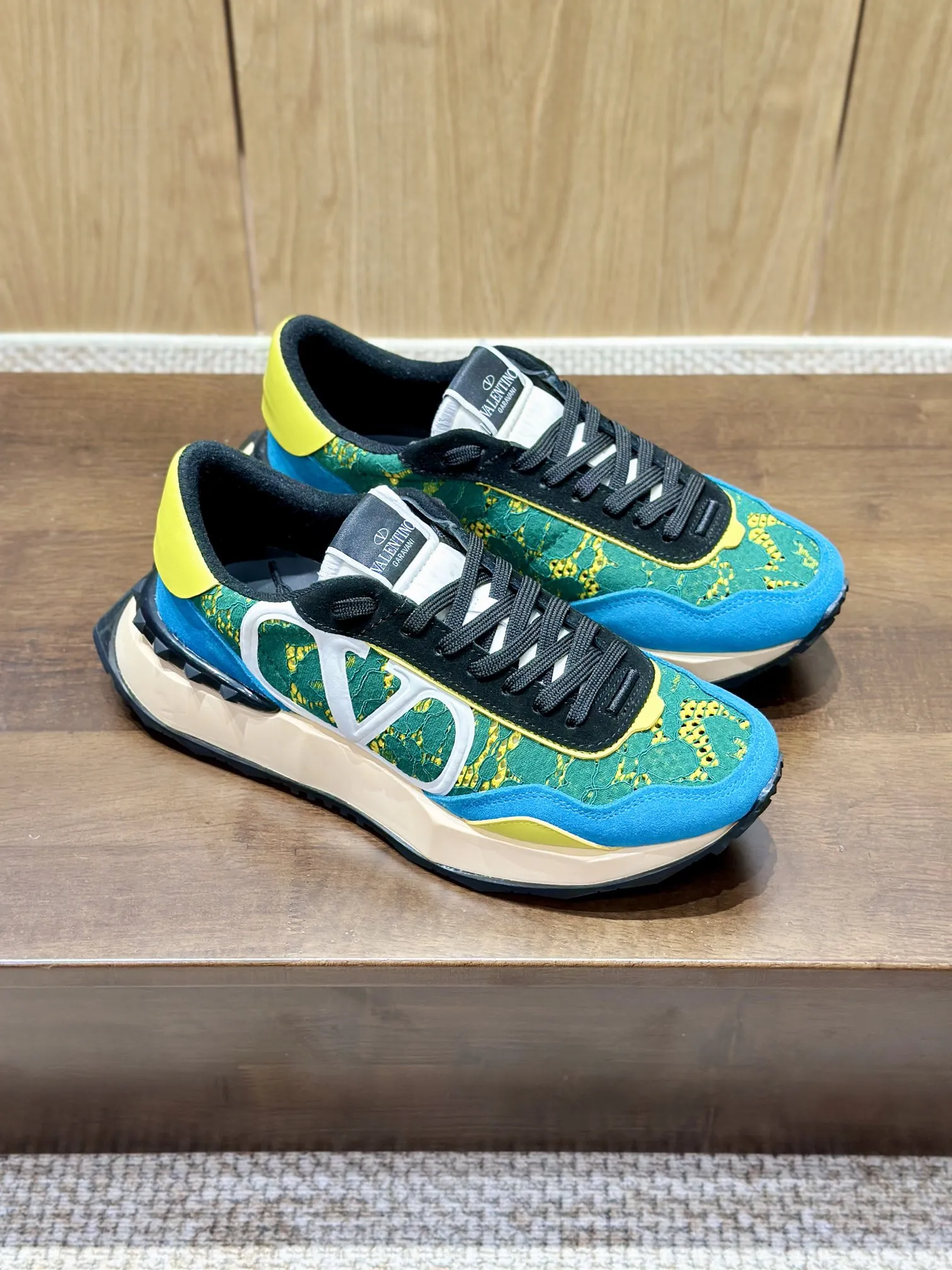 VALENTINO 2024新作 緑と青 レーススニーカー - 画像 (8)