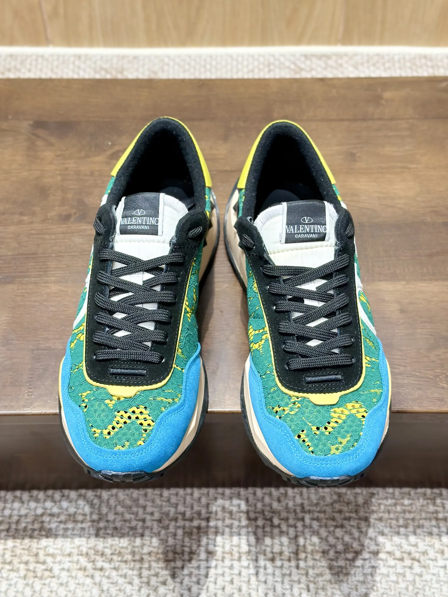 VALENTINO 2024新作 緑と青 レーススニーカー - 画像 (9)