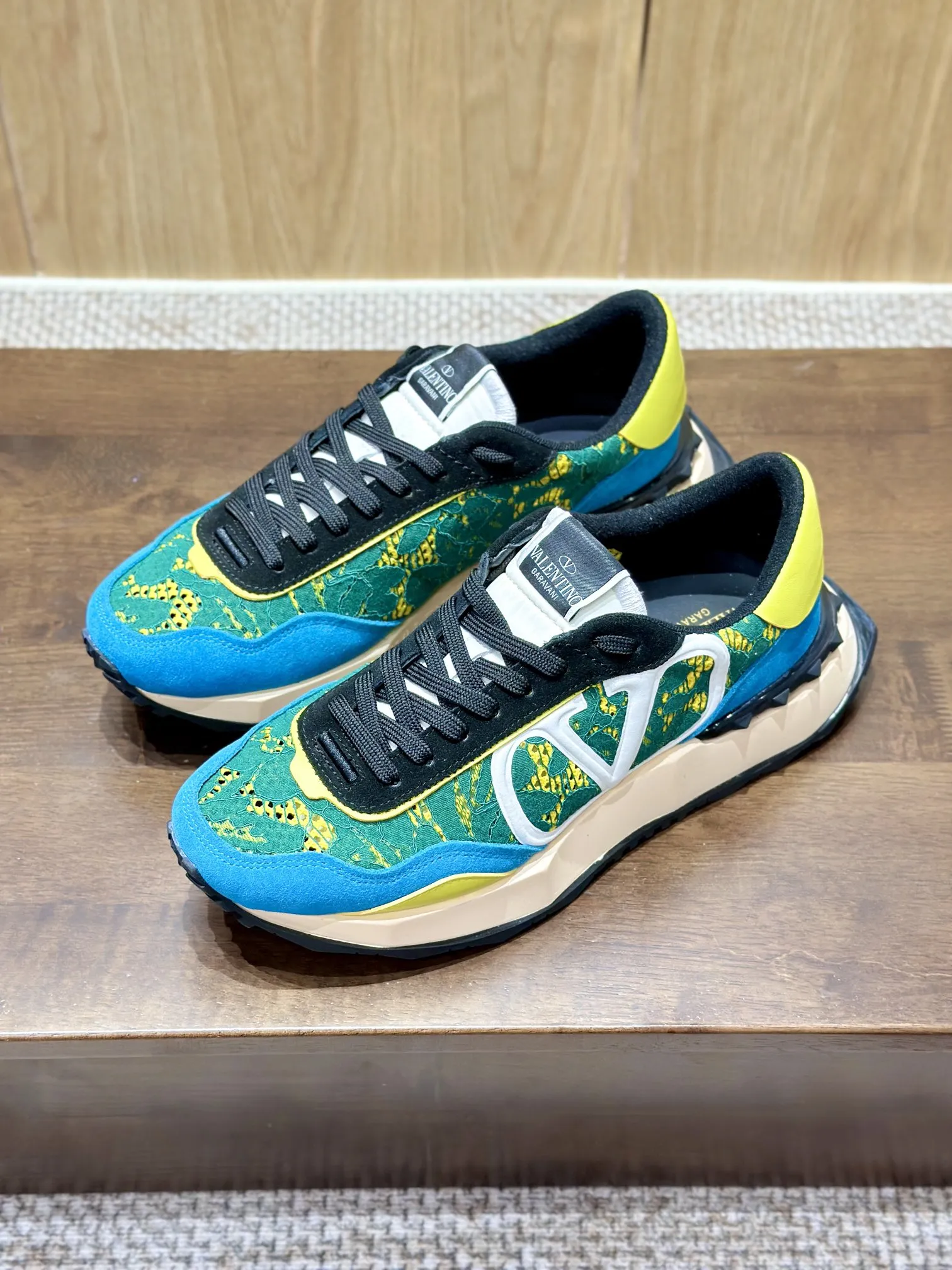 VALENTINO 2024新作 緑と青 レーススニーカー - 画像 (10)