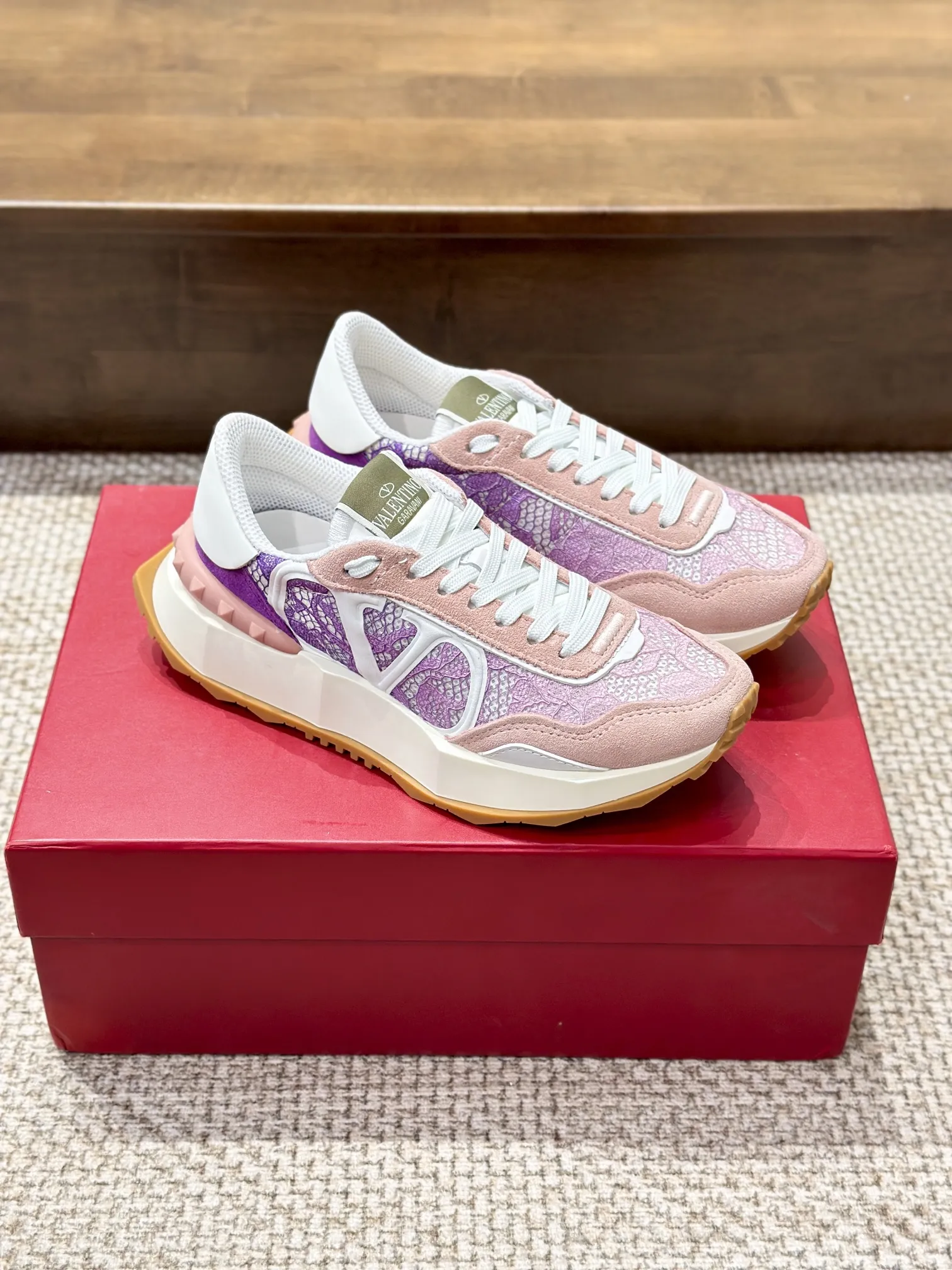 Valentino Garavani ピンクレーススニーカー2024