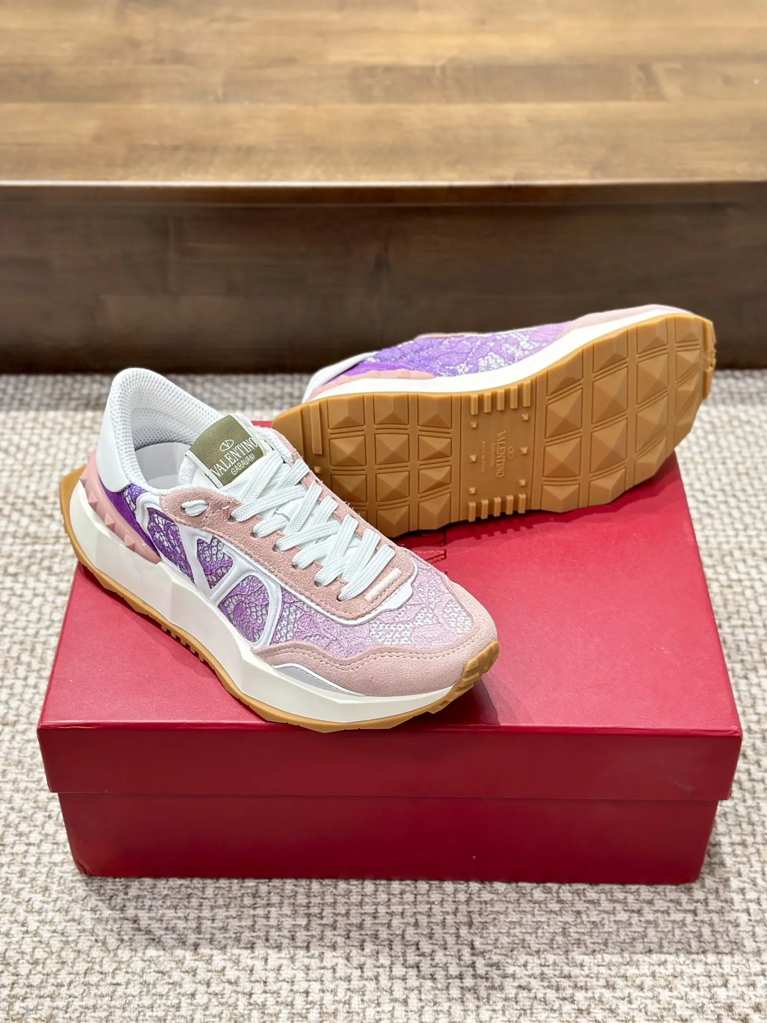 Valentino Garavani ピンクレーススニーカー2024 - 画像 (3)