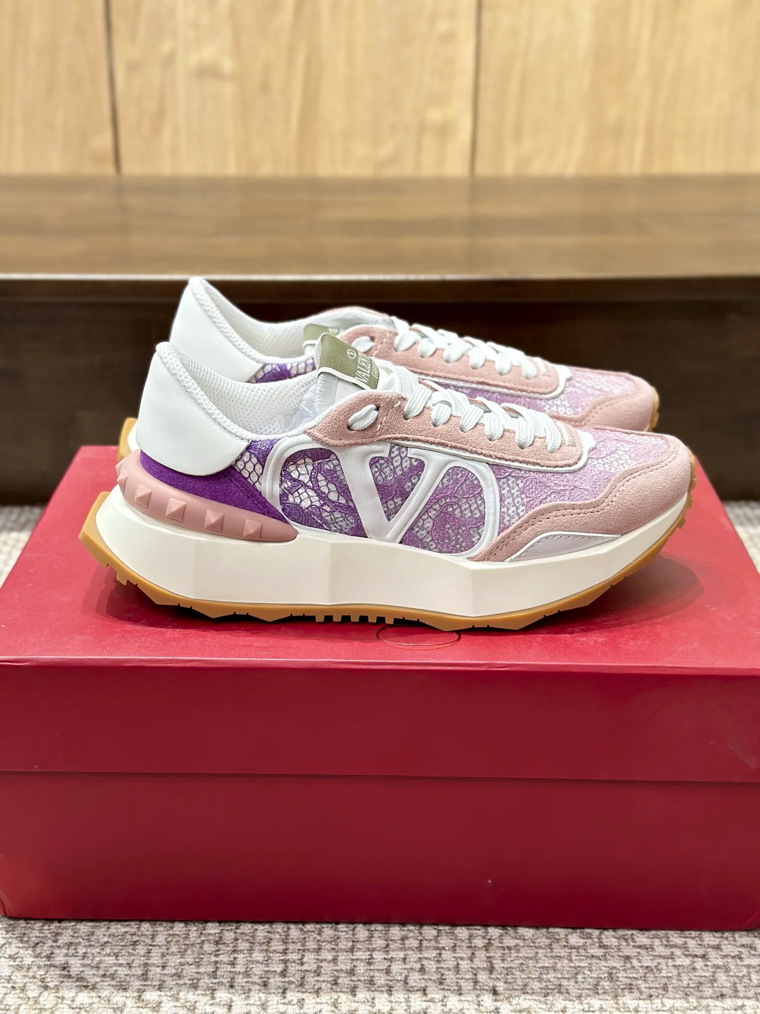 Valentino Garavani ピンクレーススニーカー2024 - 画像 (4)