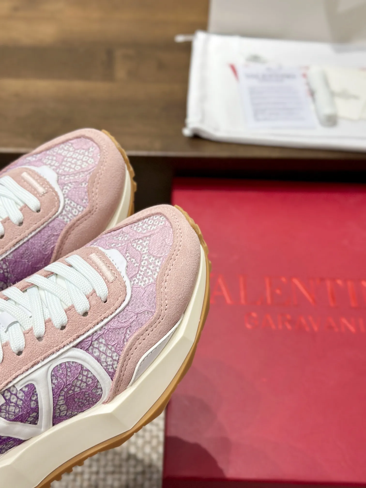 Valentino Garavani ピンクレーススニーカー2024 - 画像 (5)