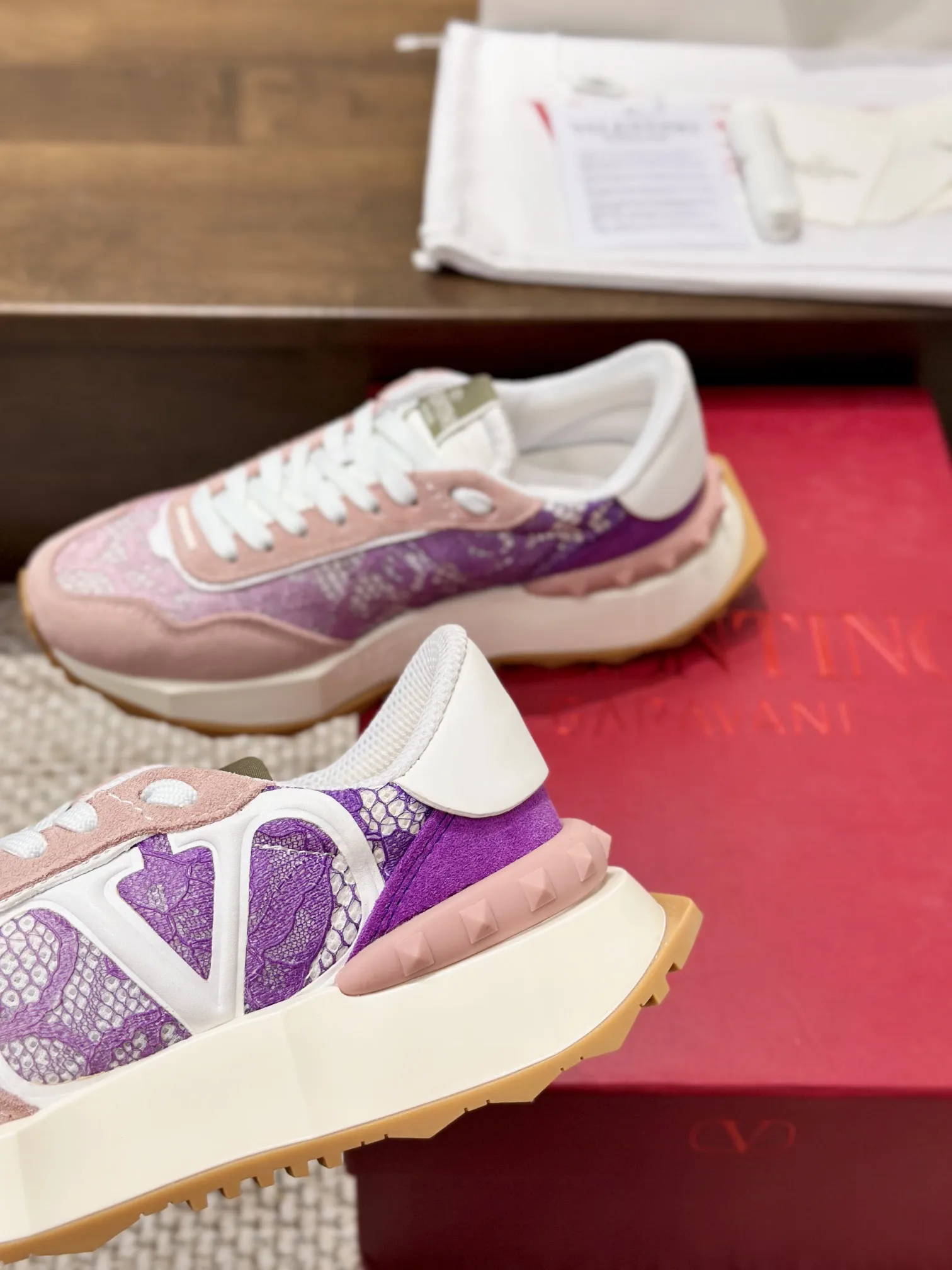 Valentino Garavani ピンクレーススニーカー2024 - 画像 (6)
