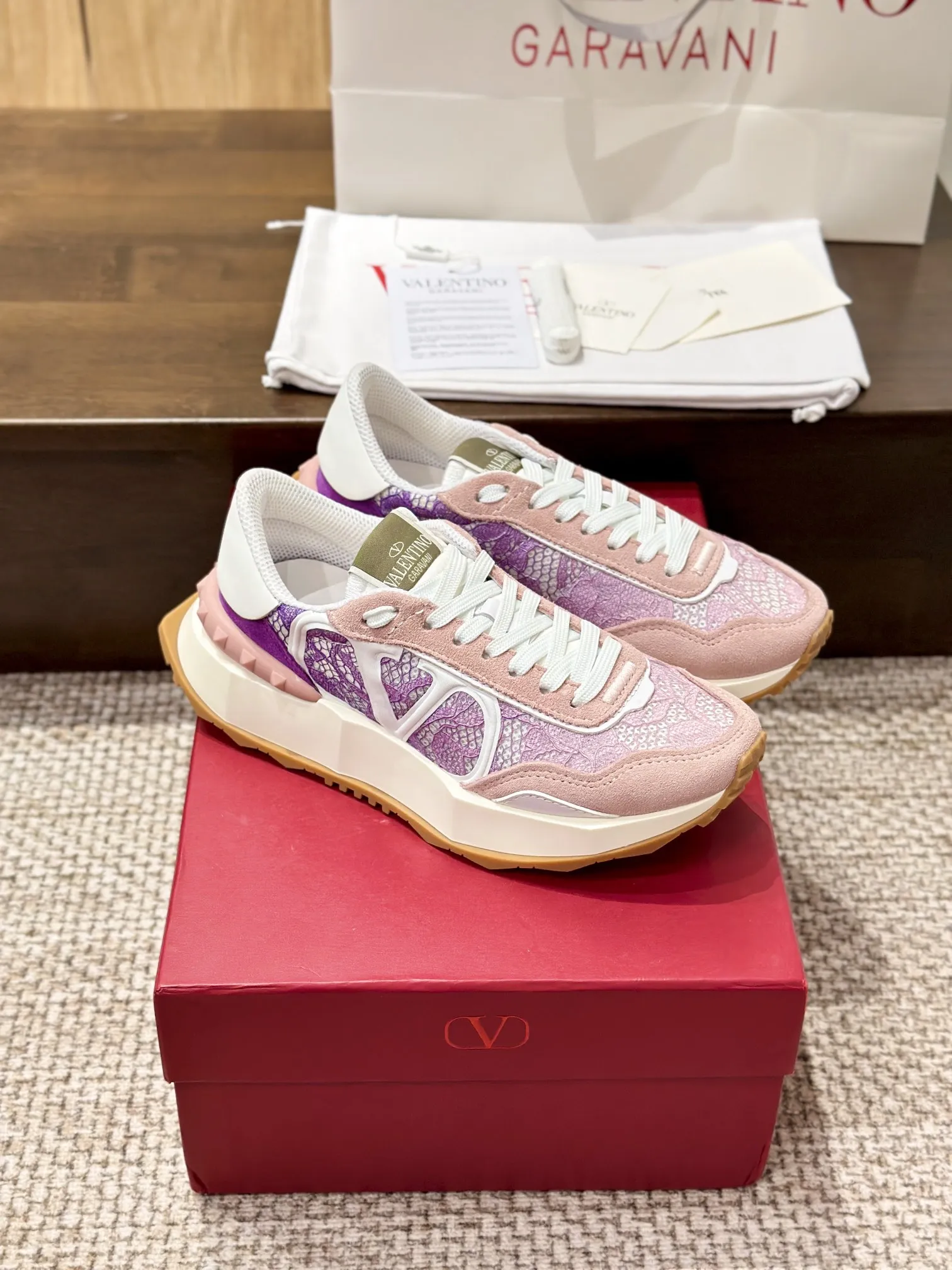 Valentino Garavani ピンクレーススニーカー2024 - 画像 (7)
