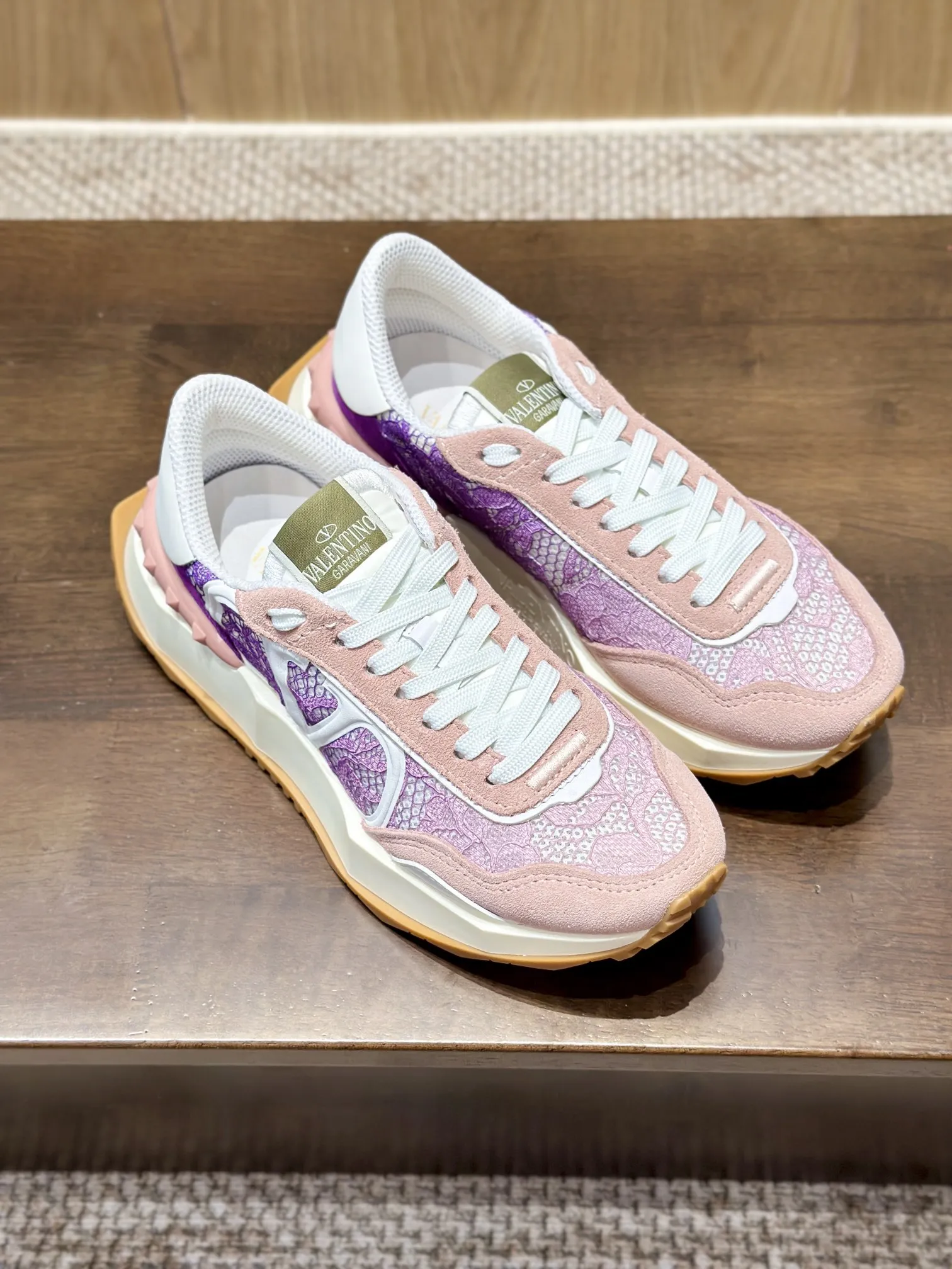 Valentino Garavani ピンクレーススニーカー2024 - 画像 (8)