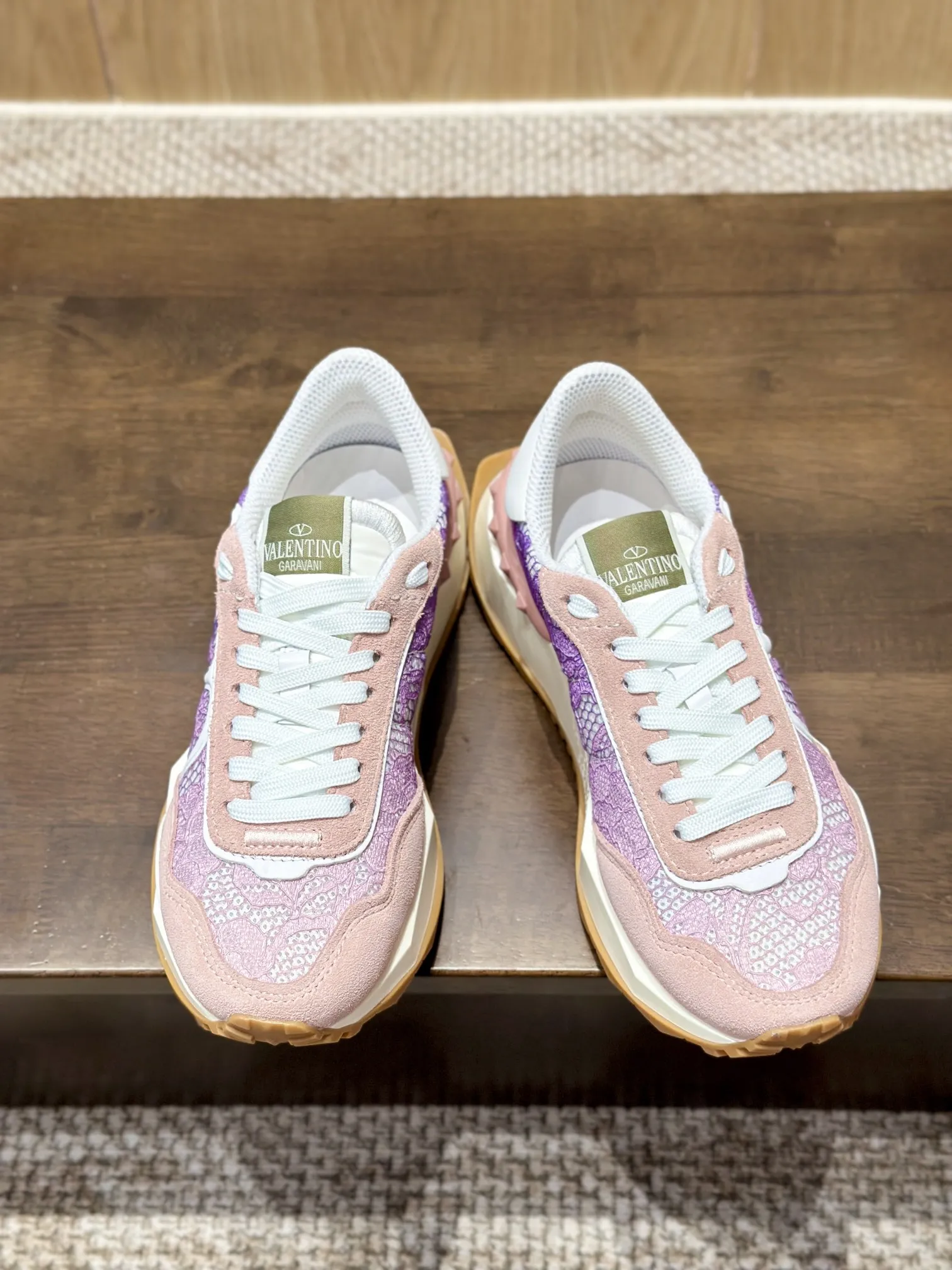 Valentino Garavani ピンクレーススニーカー2024 - 画像 (9)