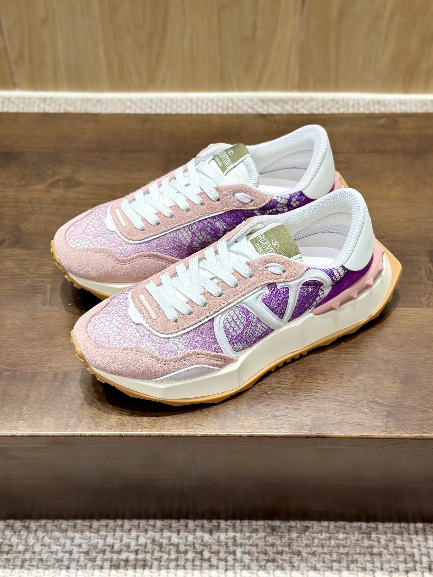 Valentino Garavani ピンクレーススニーカー2024 - 画像 (10)