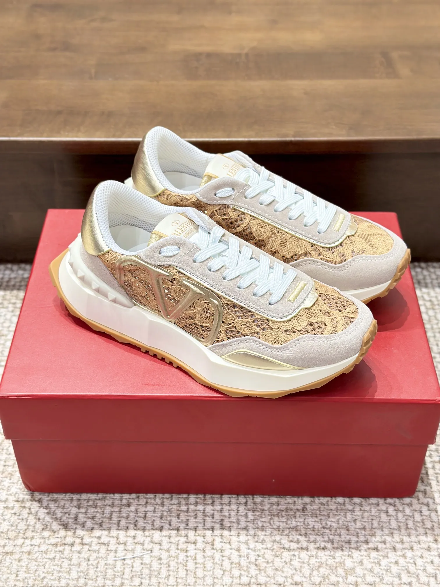 Valentino Garavani ゴールドレーススニーカー