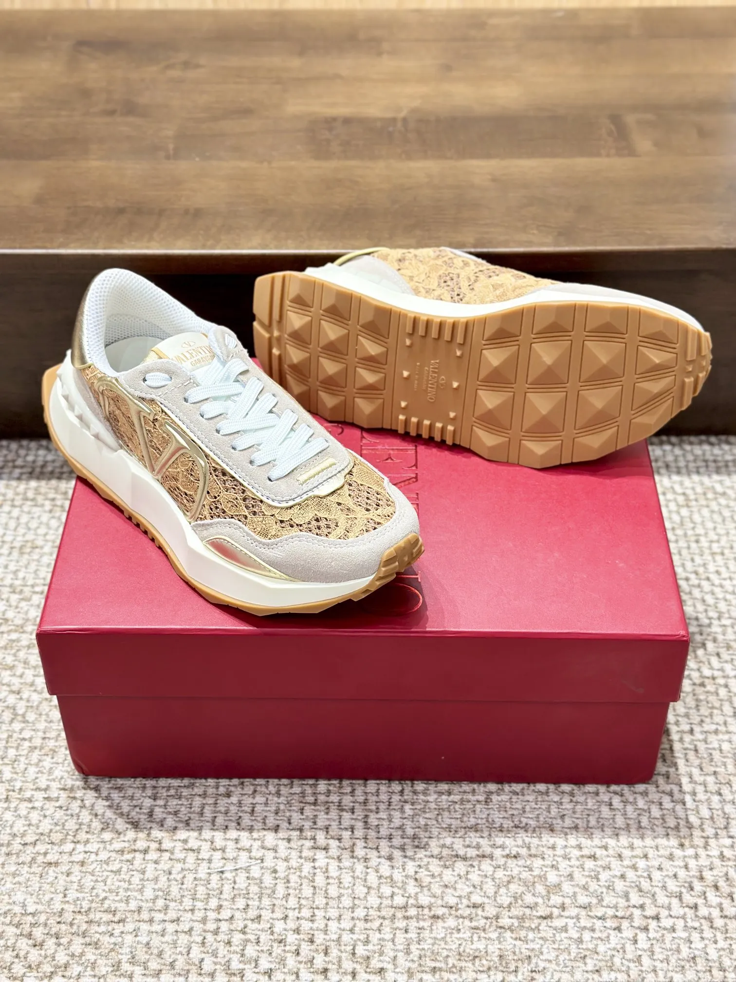 Valentino Garavani ゴールドレーススニーカー - 画像 (3)