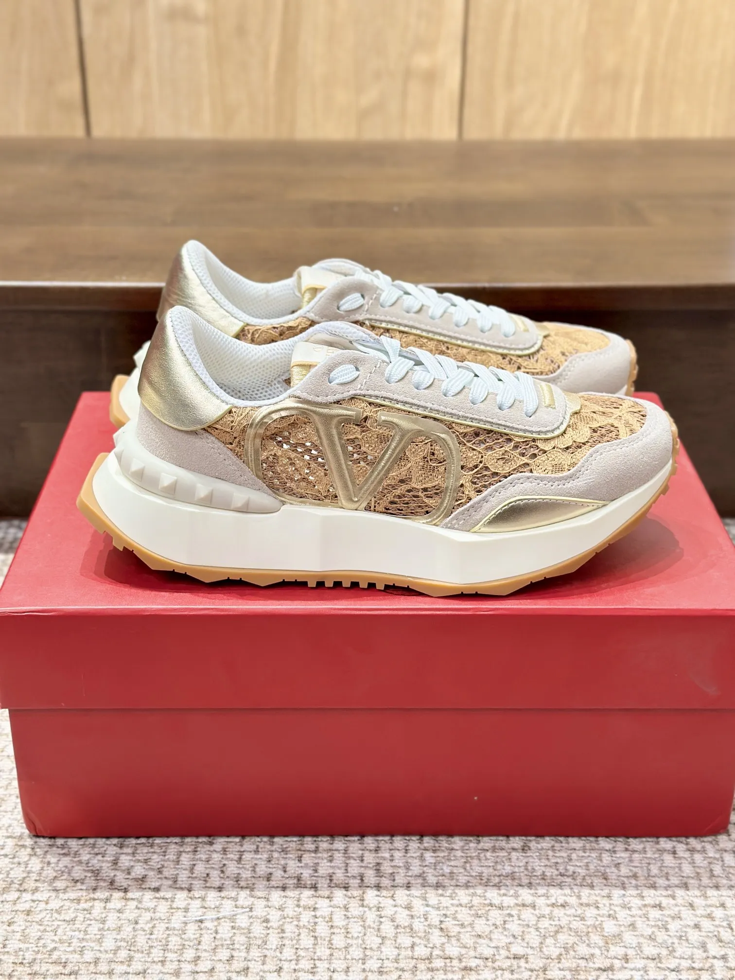 Valentino Garavani ゴールドレーススニーカー - 画像 (4)
