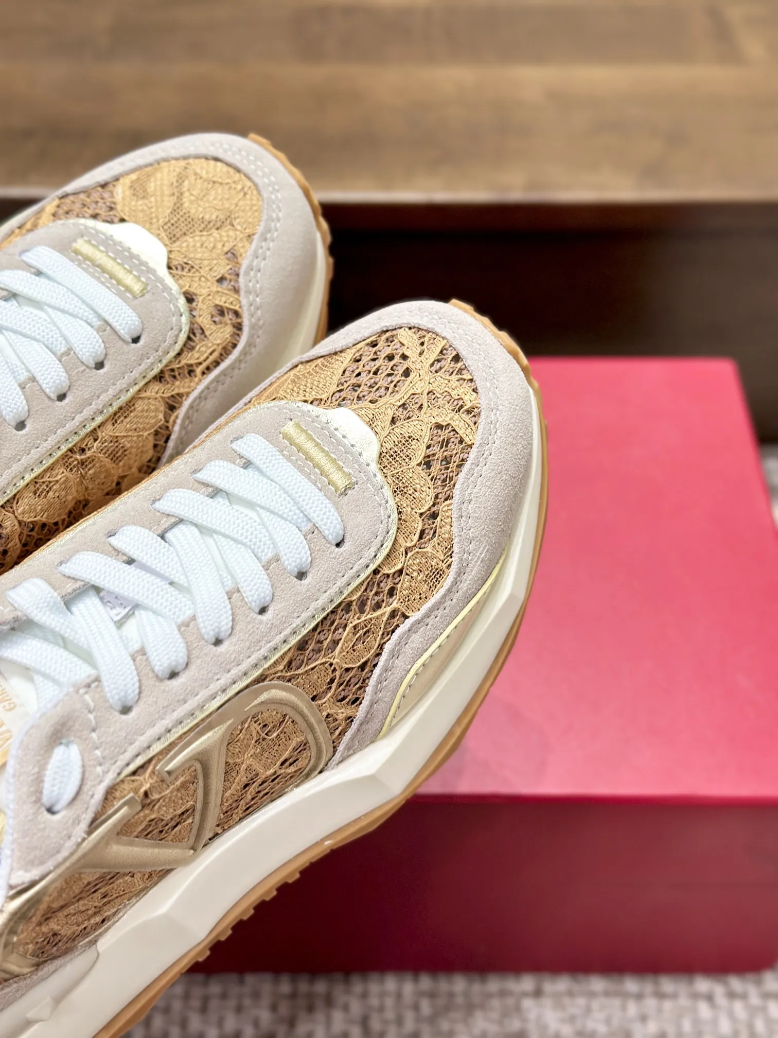 Valentino Garavani ゴールドレーススニーカー - 画像 (5)