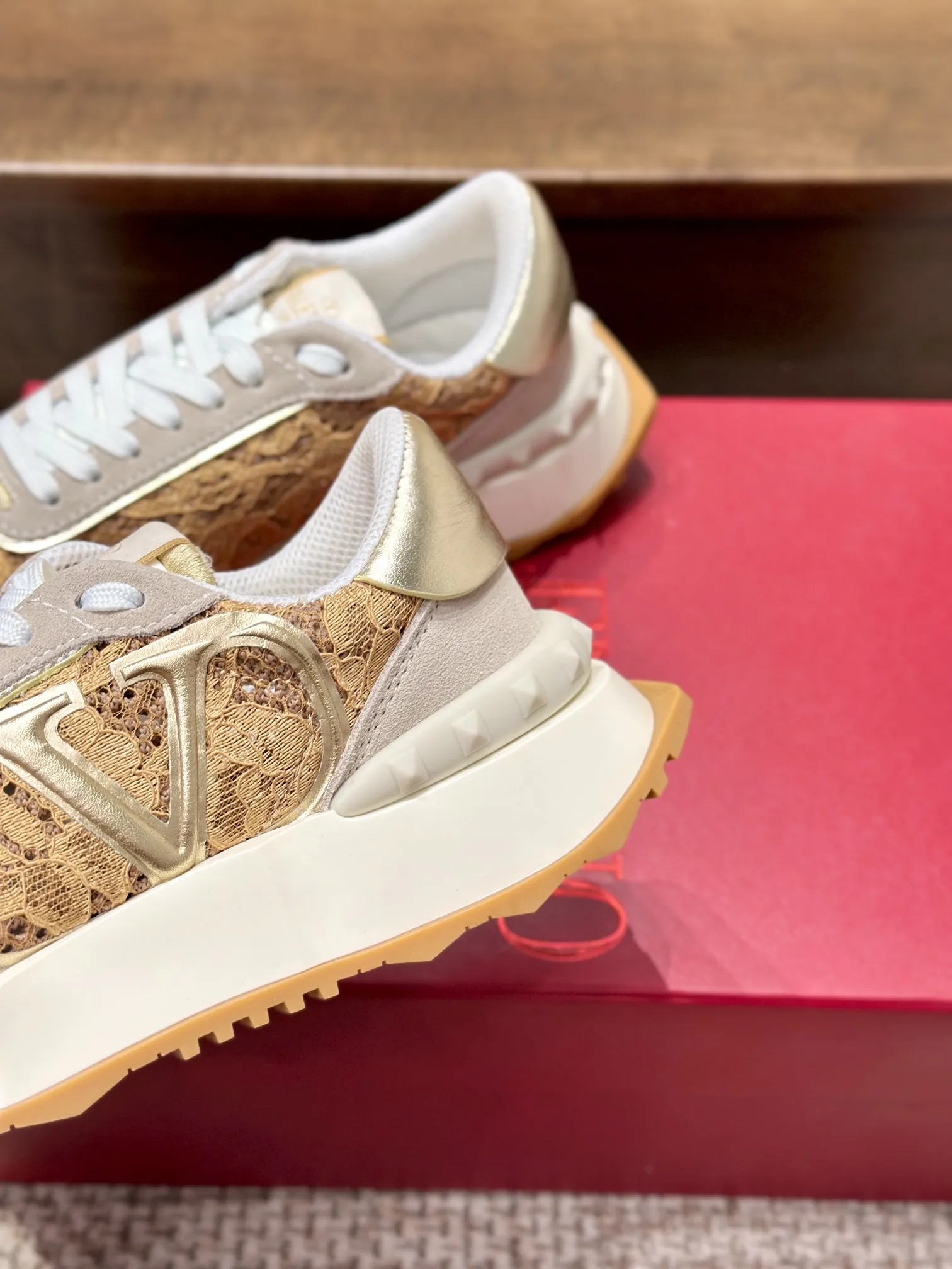 Valentino Garavani ゴールドレーススニーカー - 画像 (6)