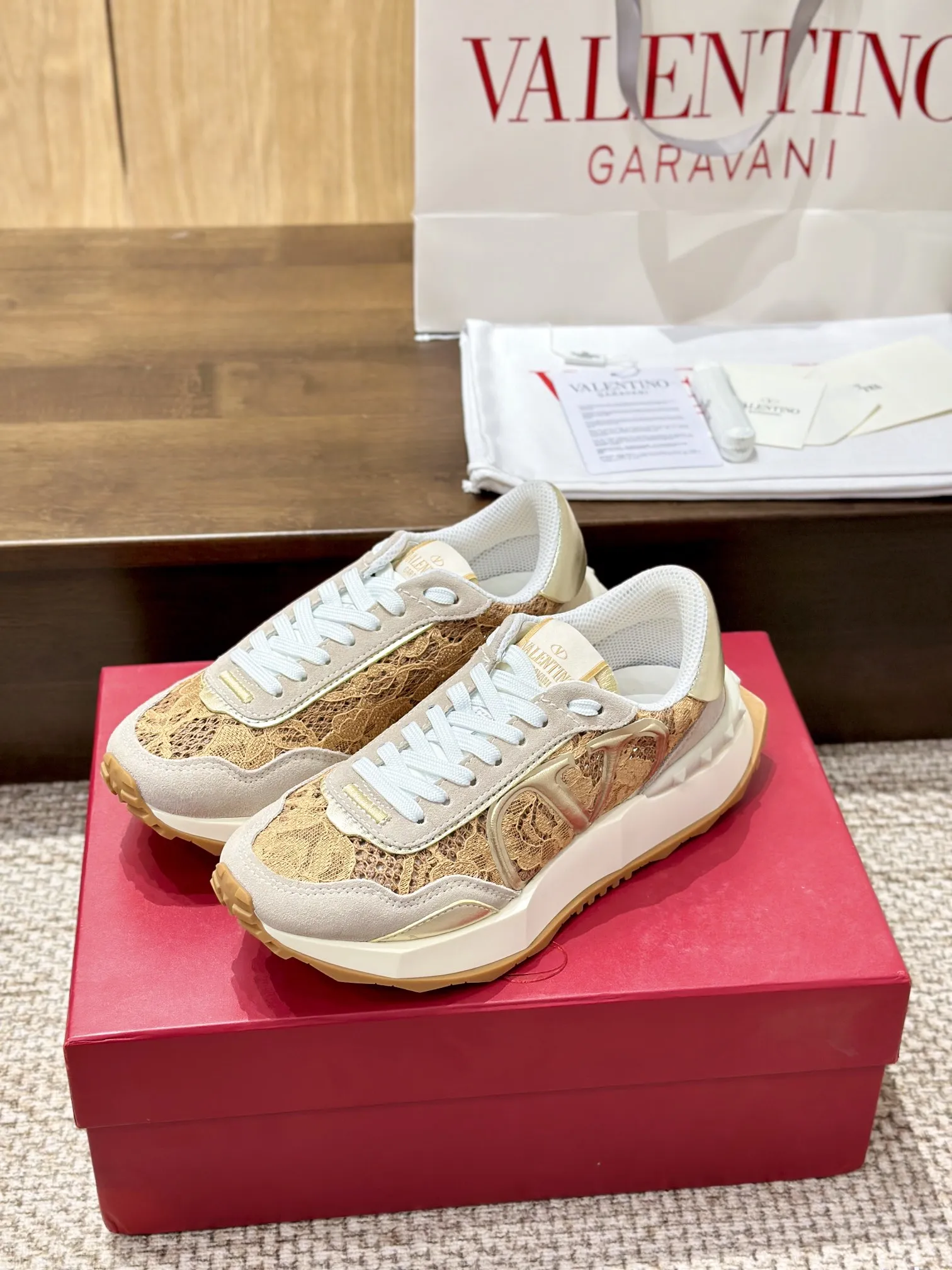 Valentino Garavani ゴールドレーススニーカー - 画像 (7)