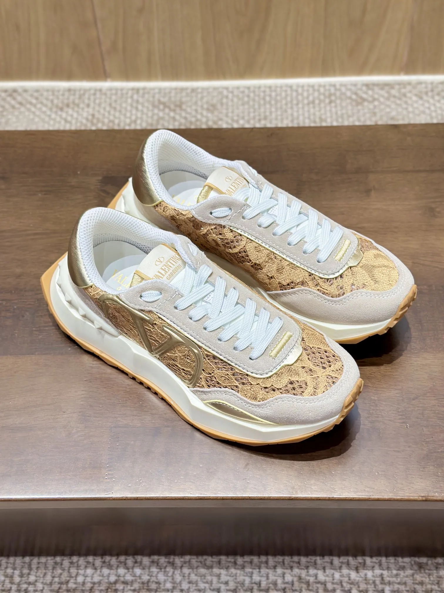 Valentino Garavani ゴールドレーススニーカー - 画像 (8)