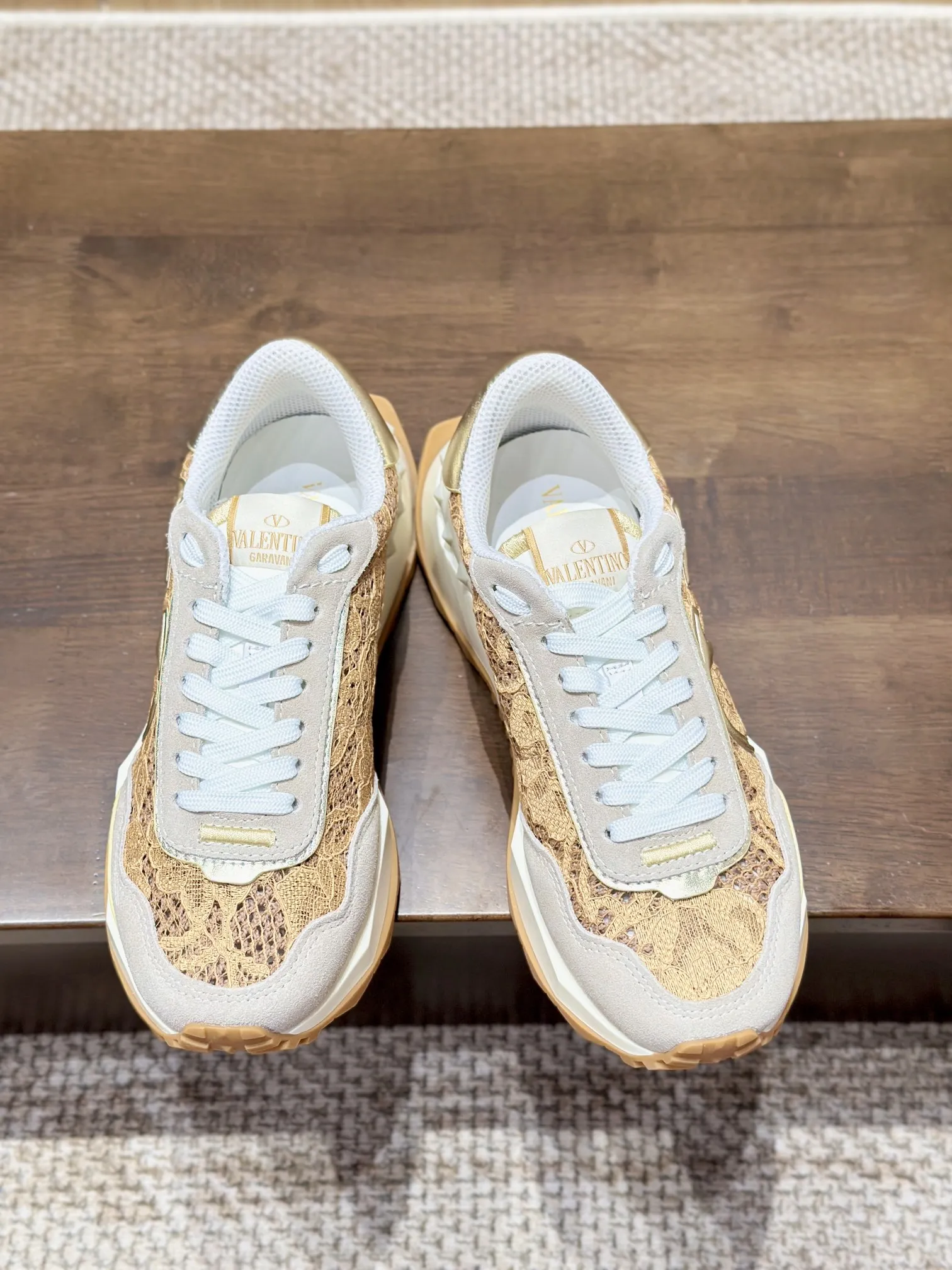 Valentino Garavani ゴールドレーススニーカー - 画像 (9)