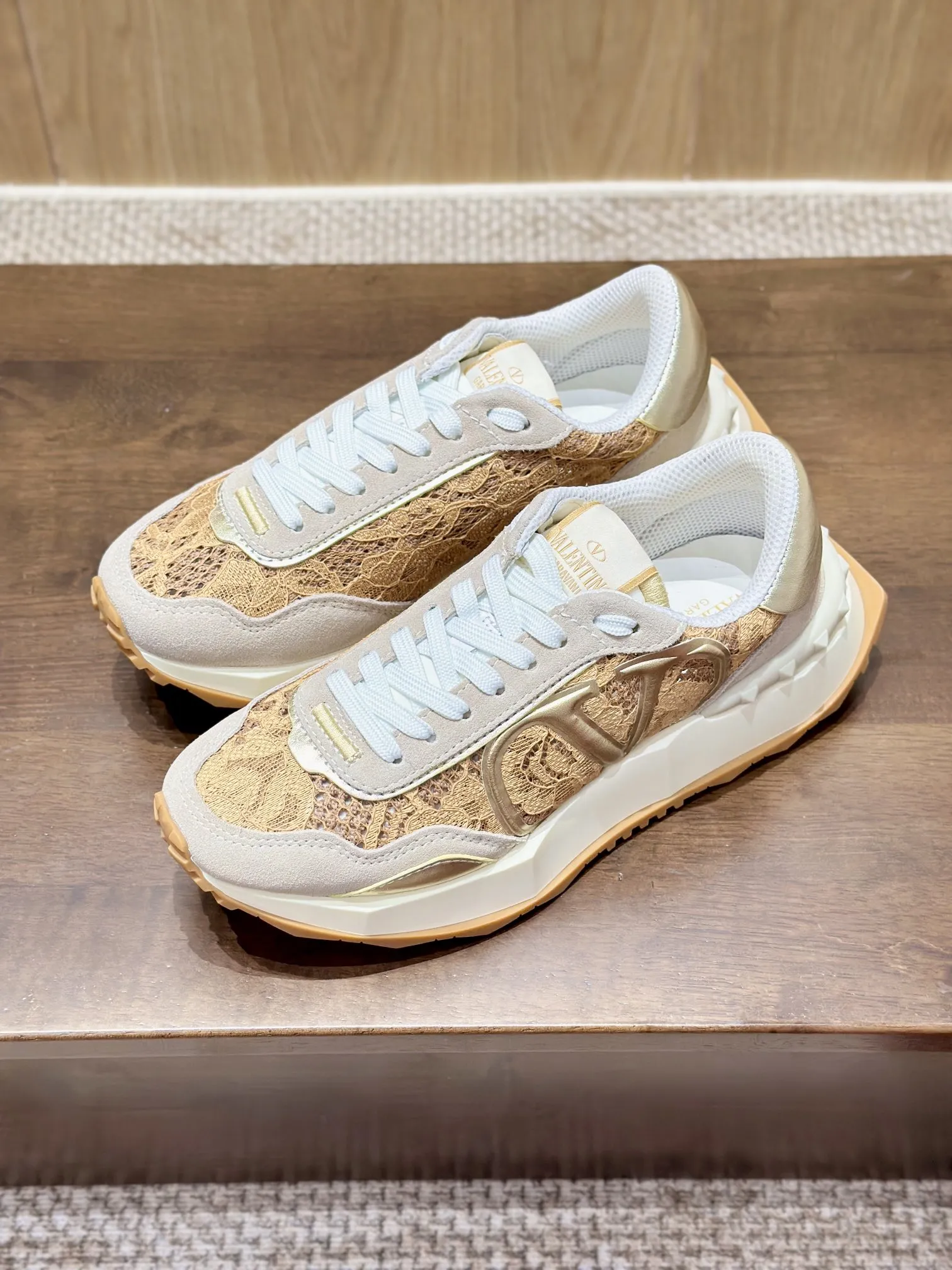 Valentino Garavani ゴールドレーススニーカー - 画像 (10)