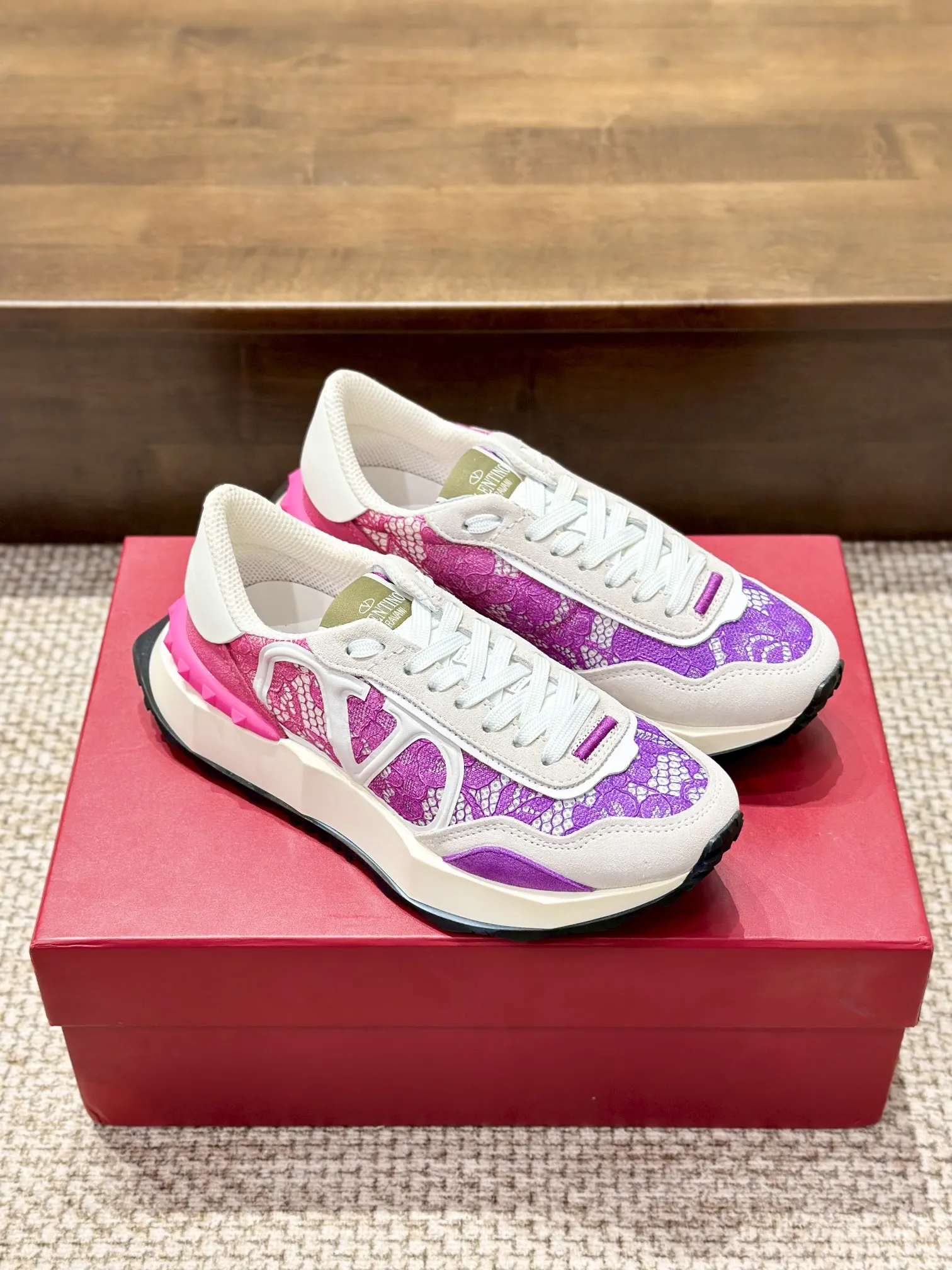 VALENTINO 2024早春ピンクレーススニーカー