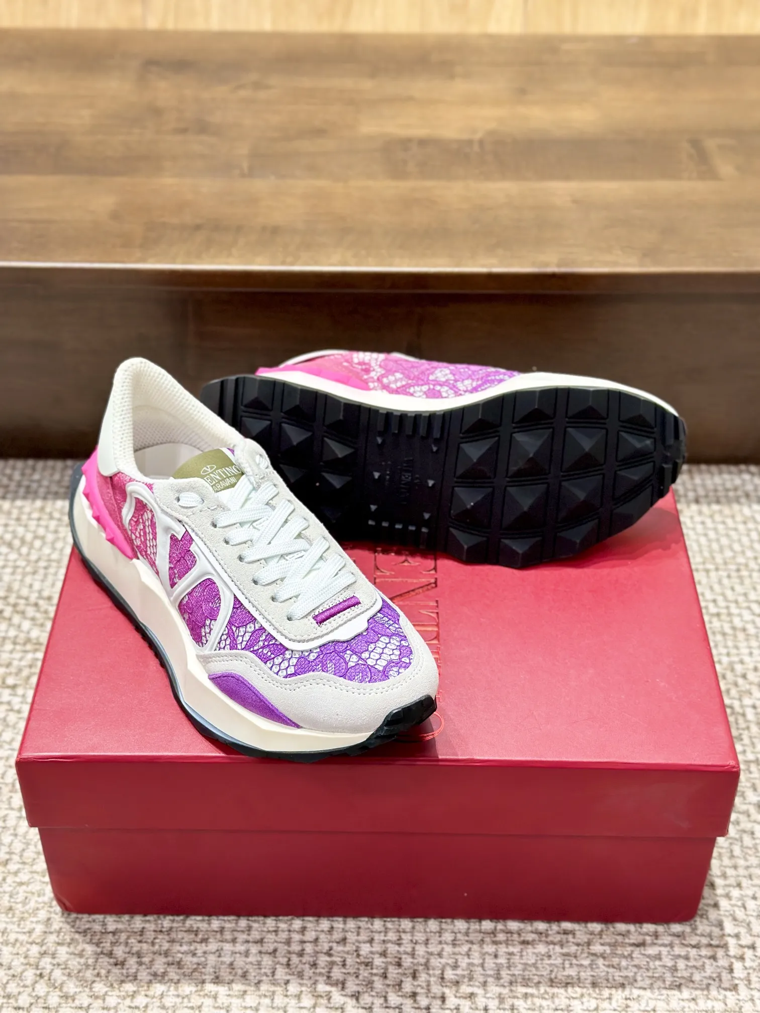 VALENTINO 2024早春ピンクレーススニーカー - 画像 (3)