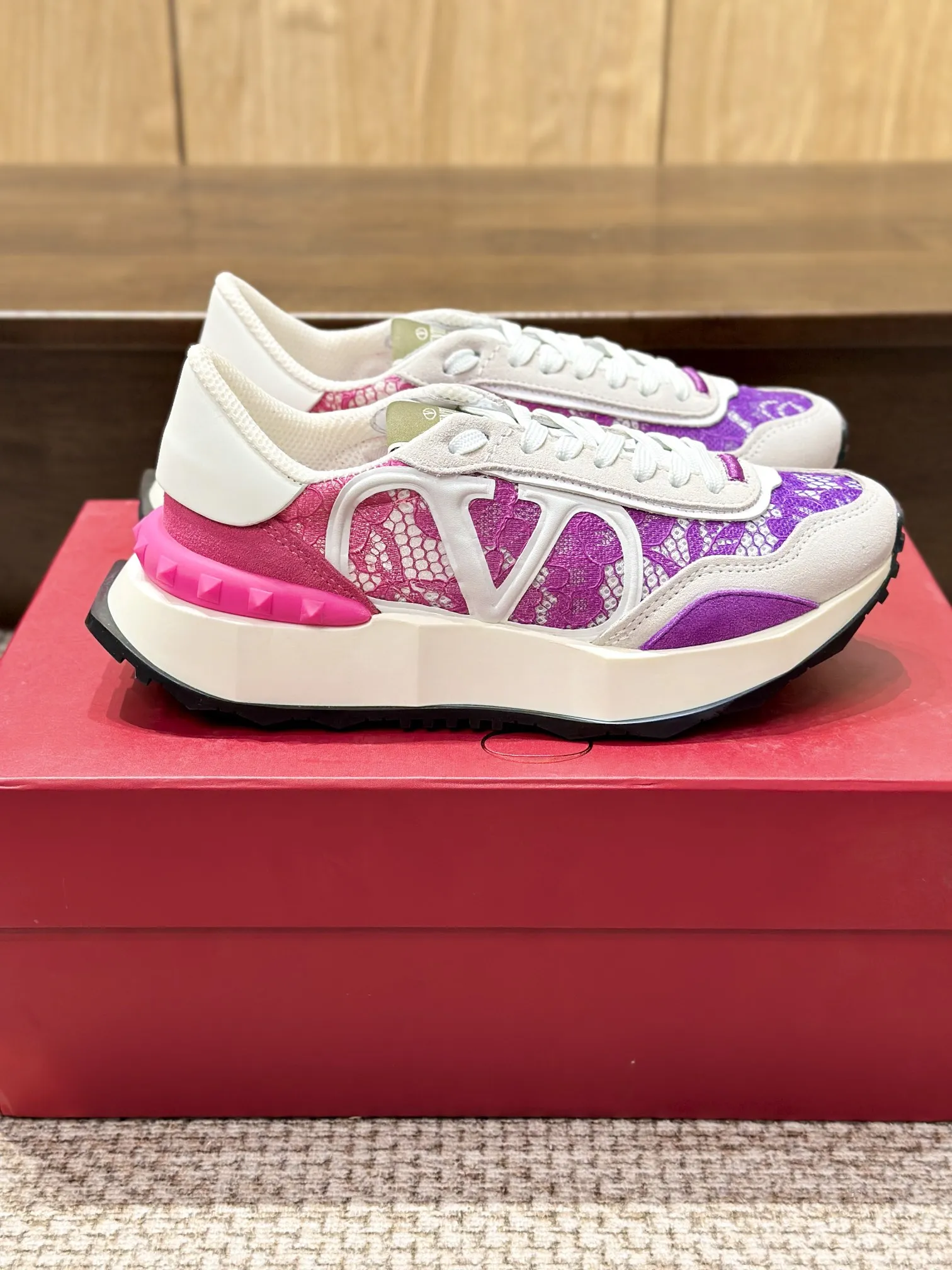 VALENTINO 2024早春ピンクレーススニーカー - 画像 (4)