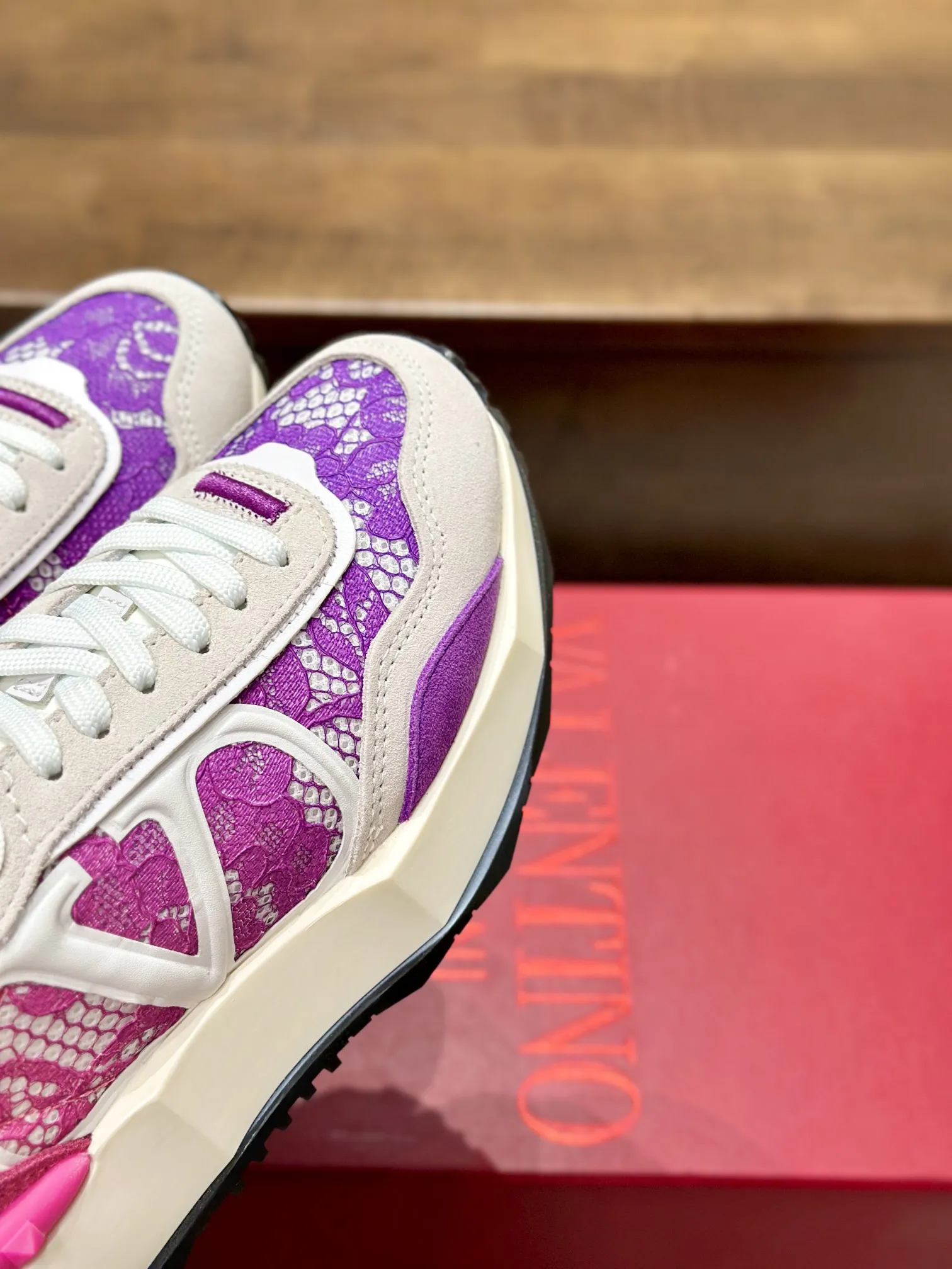 VALENTINO 2024早春ピンクレーススニーカー - 画像 (5)