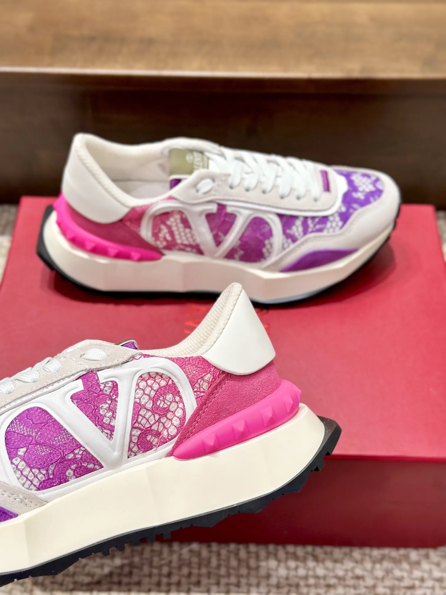 VALENTINO 2024早春ピンクレーススニーカー - 画像 (6)