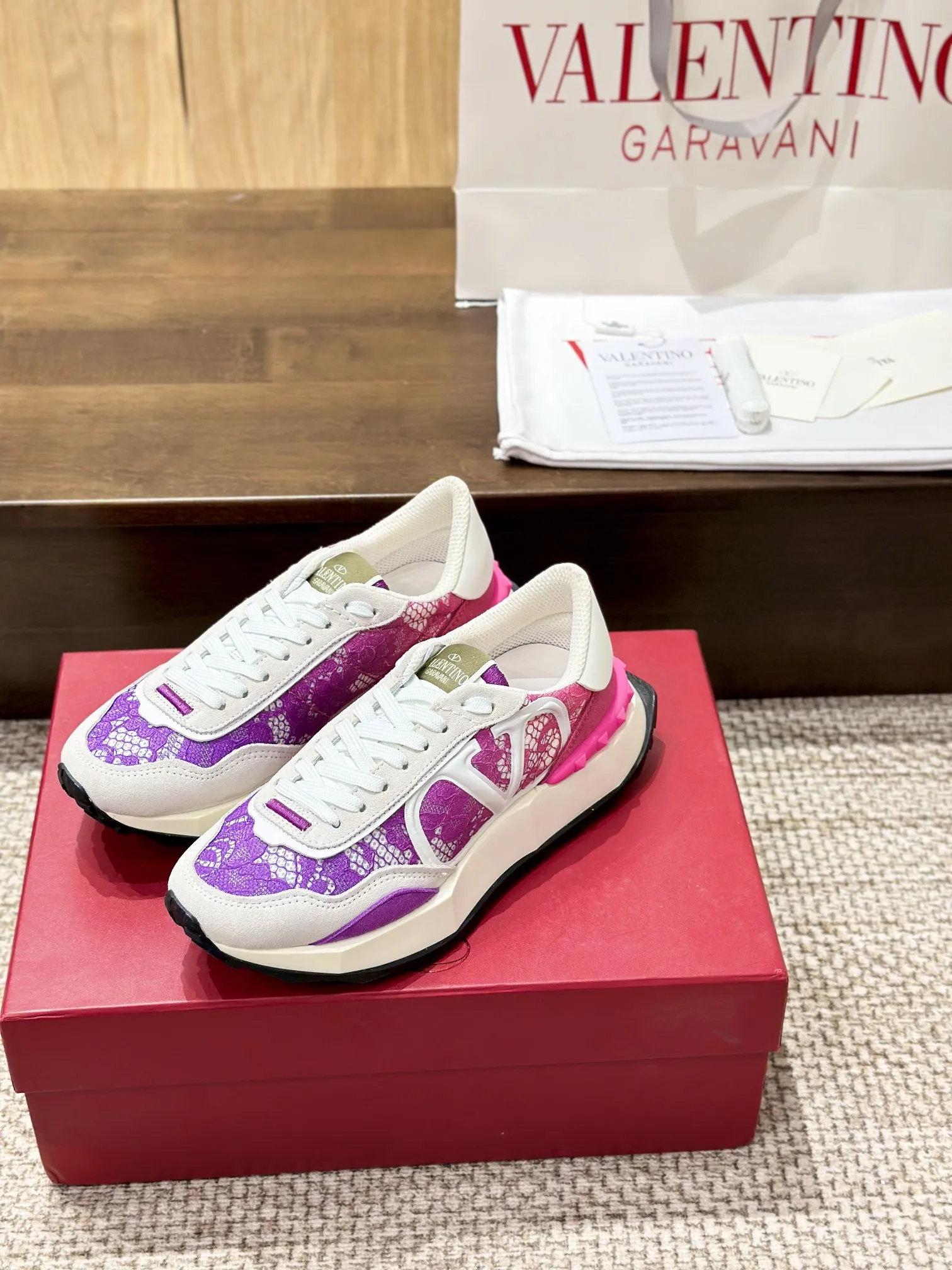 VALENTINO 2024早春ピンクレーススニーカー - 画像 (7)