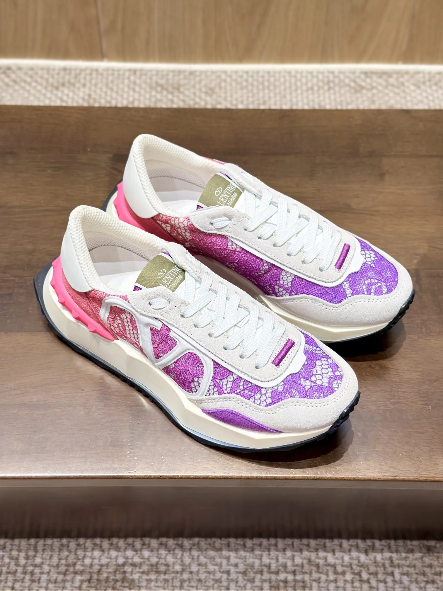 VALENTINO 2024早春ピンクレーススニーカー - 画像 (8)