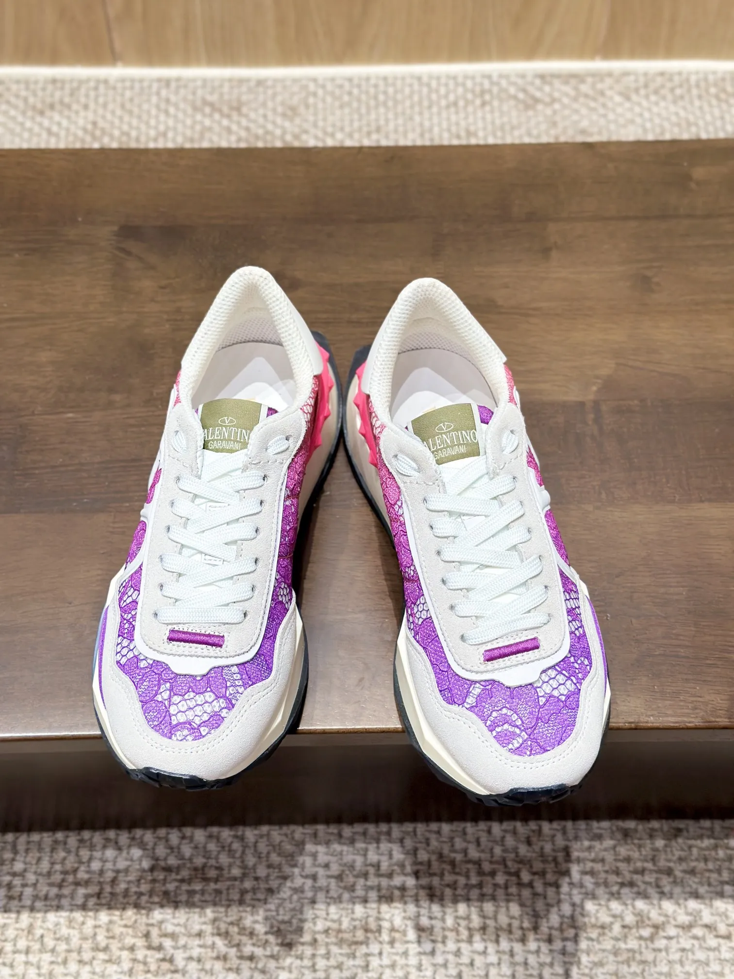 VALENTINO 2024早春ピンクレーススニーカー - 画像 (9)