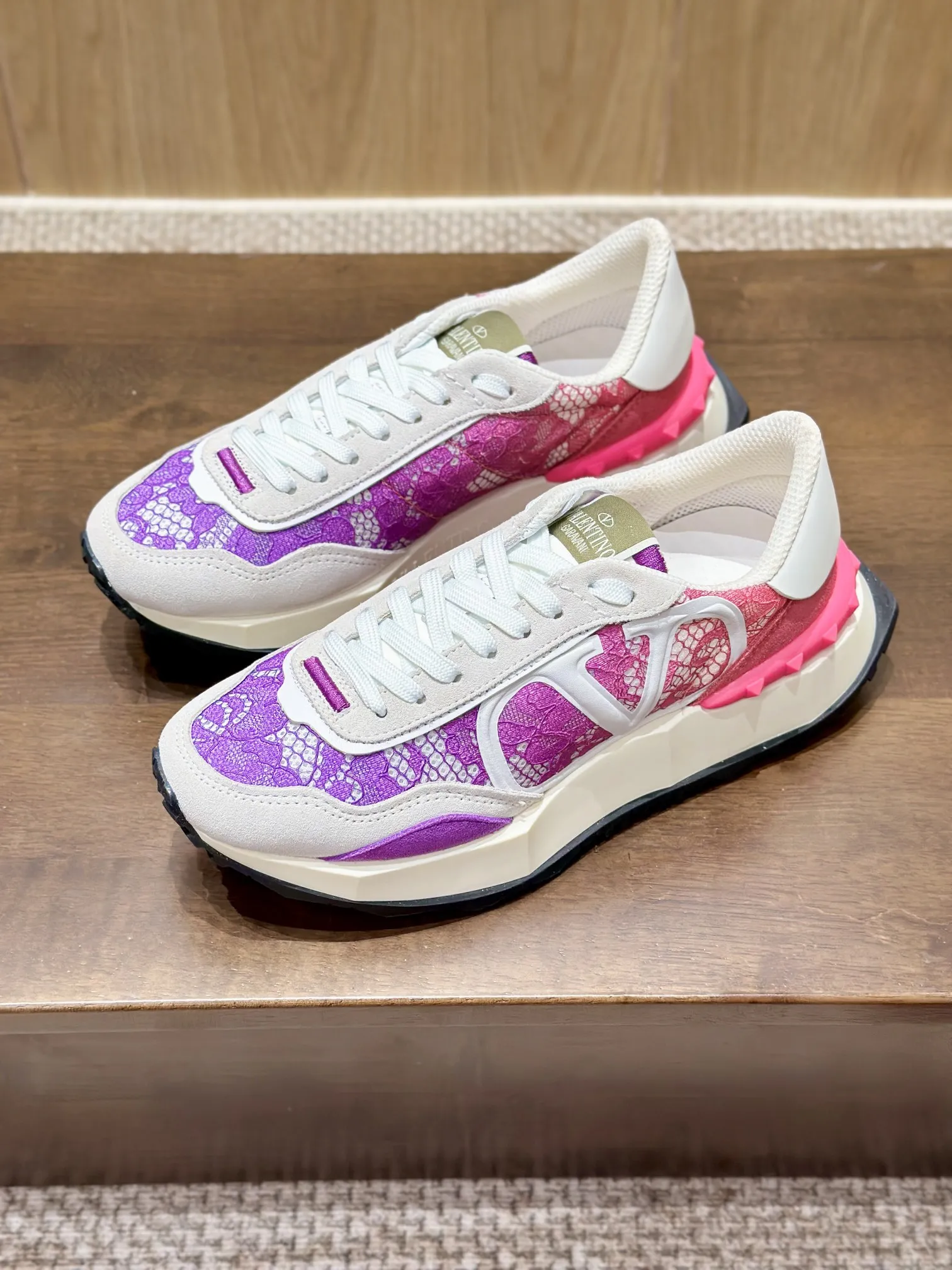 VALENTINO 2024早春ピンクレーススニーカー - 画像 (10)