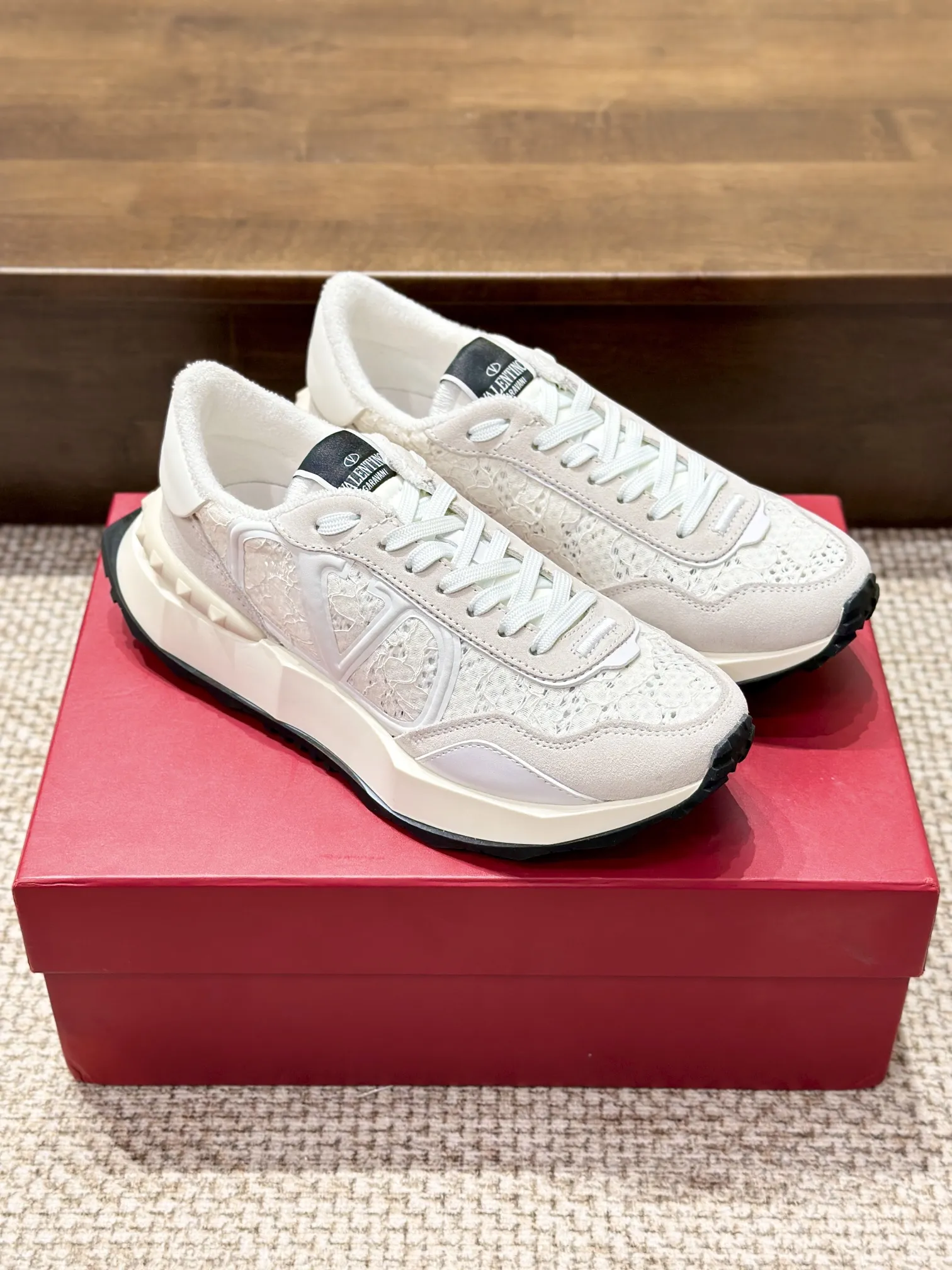 VALENTINO 2024早春新作 ホワイト レーススニーカー