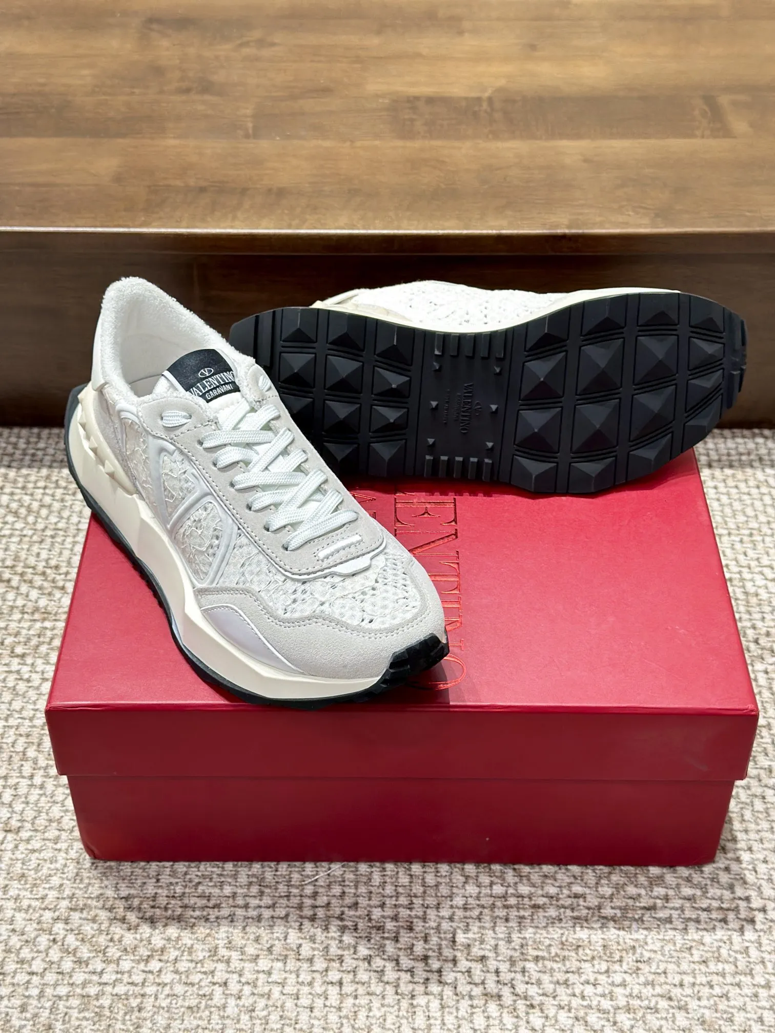 VALENTINO 2024早春新作 ホワイト レーススニーカー - 画像 (3)