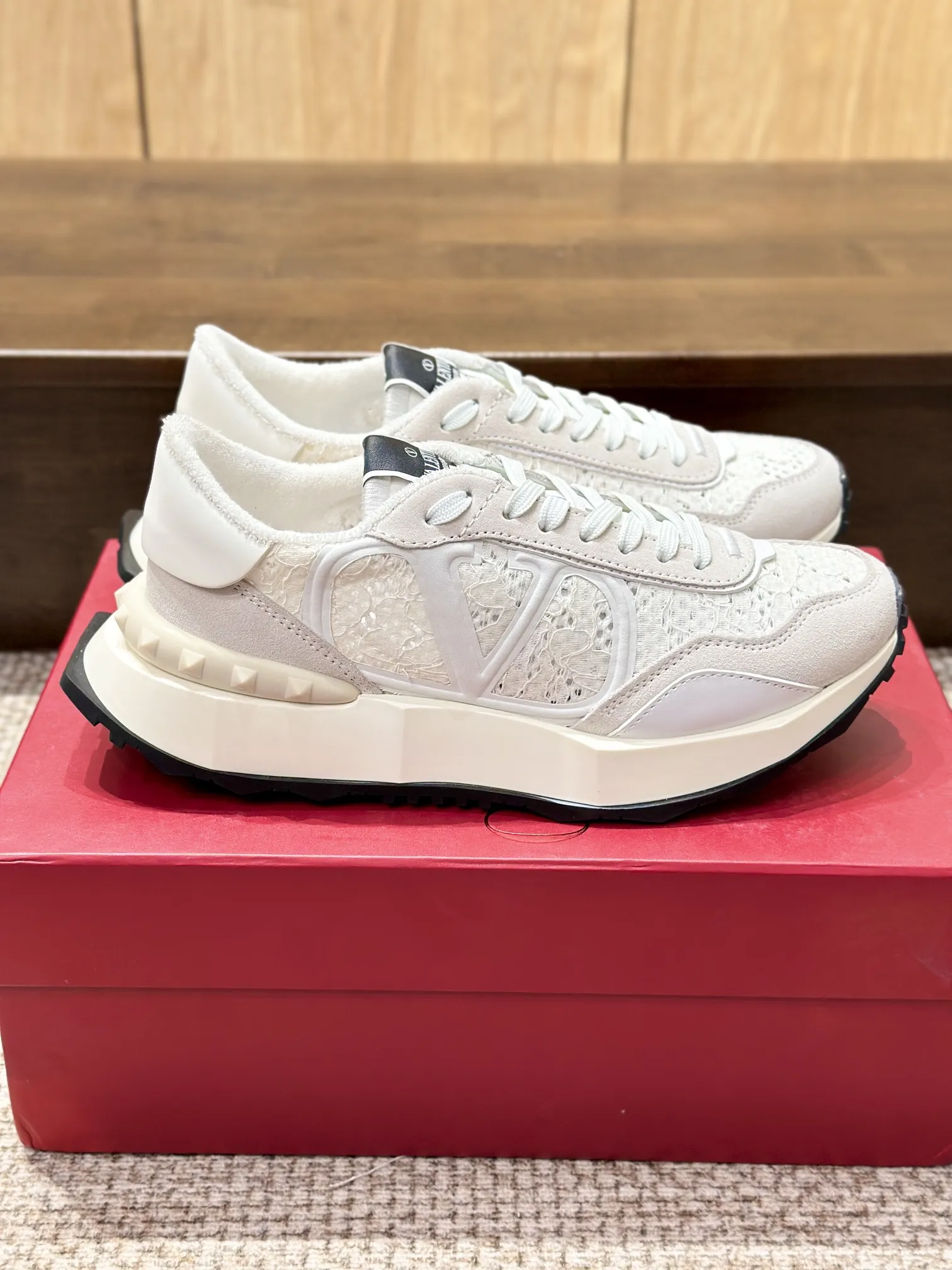 VALENTINO 2024早春新作 ホワイト レーススニーカー - 画像 (4)