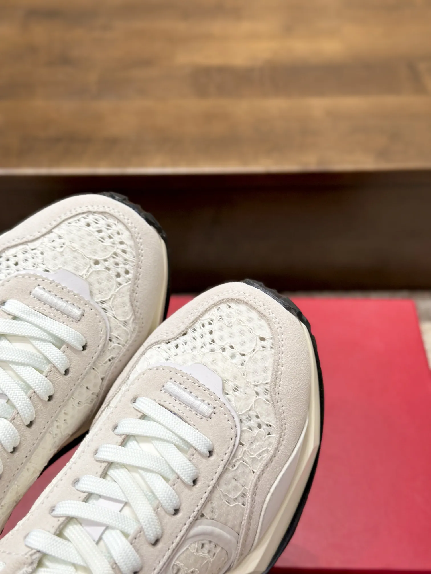 VALENTINO 2024早春新作 ホワイト レーススニーカー - 画像 (5)