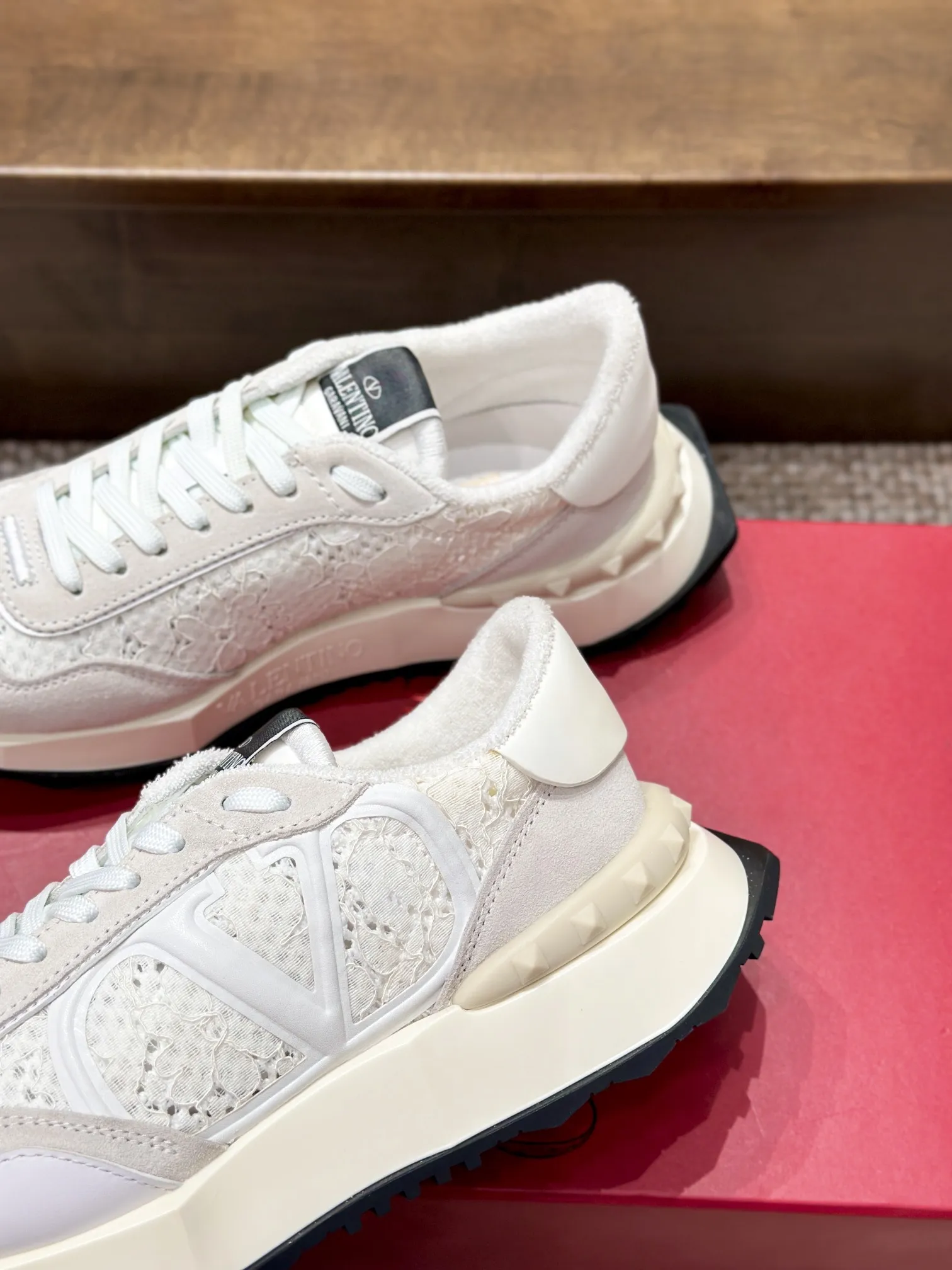 VALENTINO 2024早春新作 ホワイト レーススニーカー - 画像 (6)