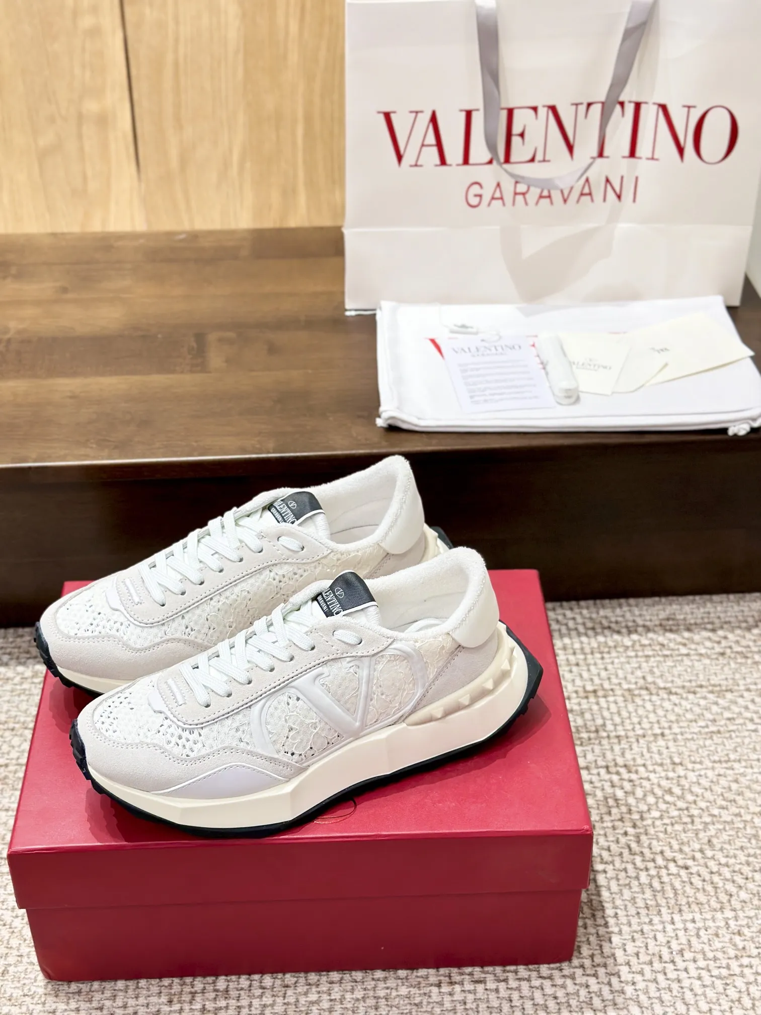 VALENTINO 2024早春新作 ホワイト レーススニーカー - 画像 (7)